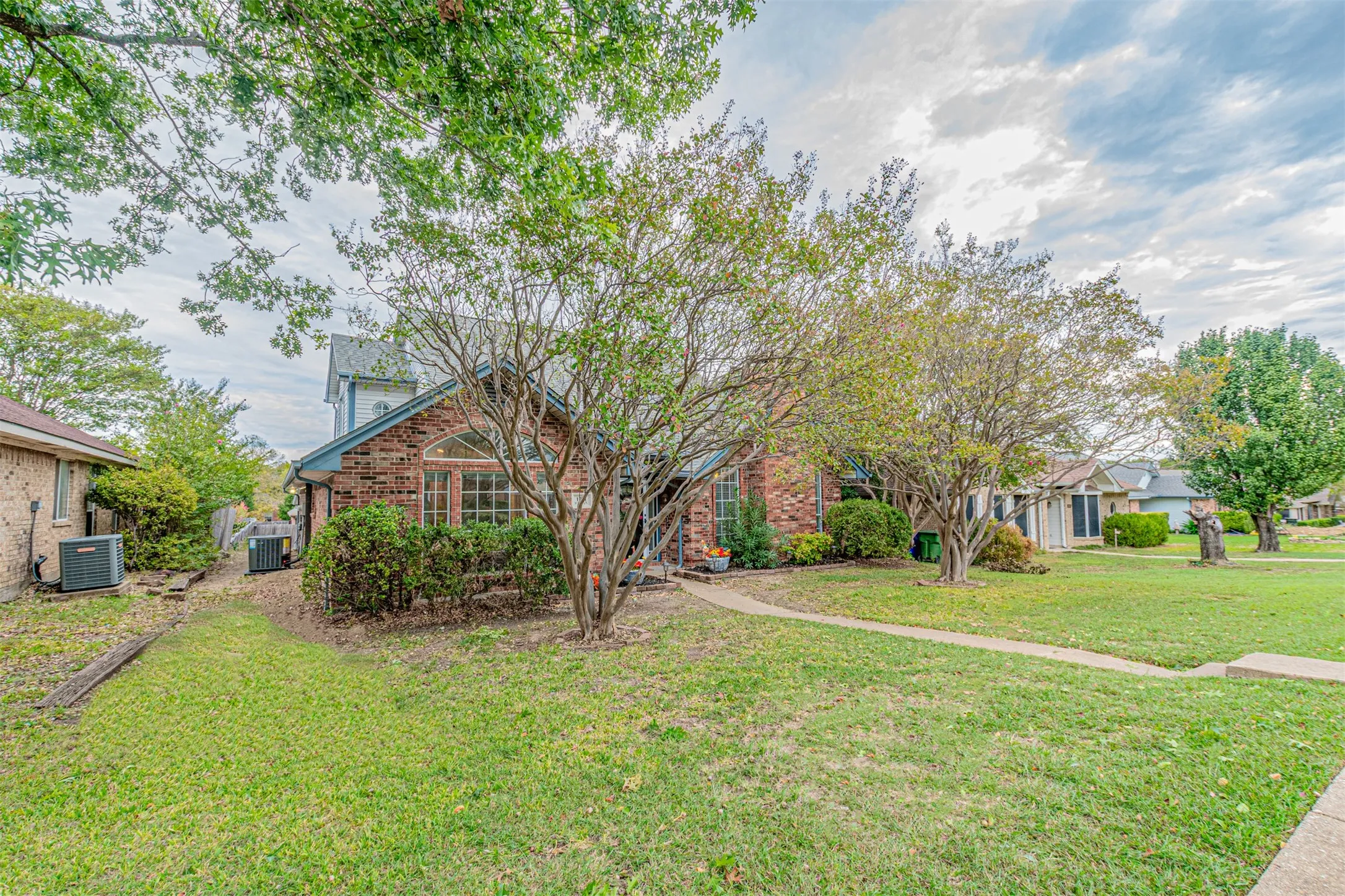 Single Family Residence For Sale in Dallas County , 1321 Hall, Seagoville, Texas 75159, 4 Bedroom, 3 Bathroom, 2 Garage spaces, 1,735 Sqft, built in 1988, mls#21416441, Real Estate Agent in Seagoville, Homes For Sale in Dallas county, Homes For Sale in Seagoville, Realtor in Seagoville Texas, Real Estate Brokerage Independent Realty Texas, Luminita Cordes Realtor