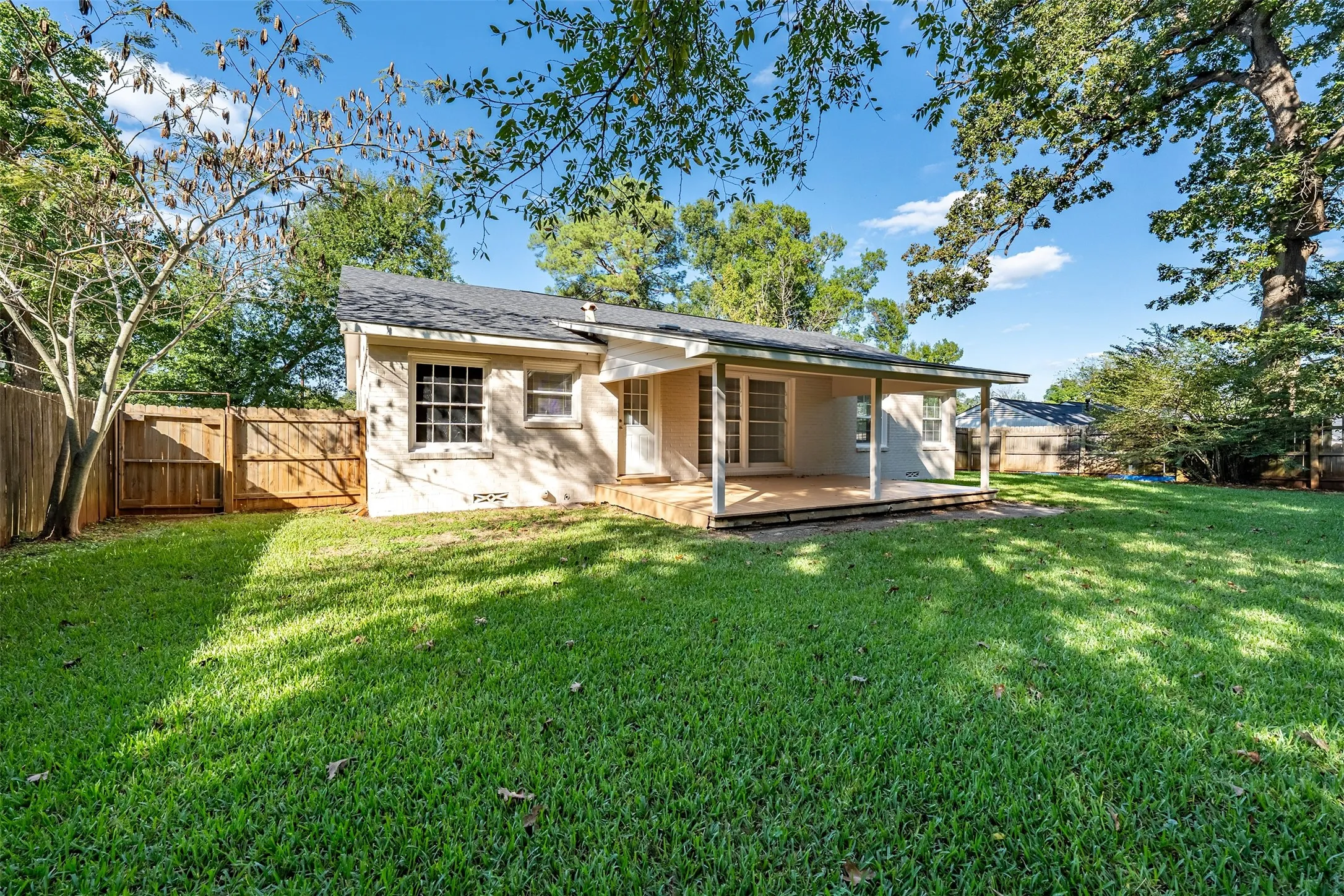 Single Family Residence For Sale in Anderson County , 1018 Woodland Dr, Palestine, Texas 75801, 2 Bedroom, 1 Bathroom, 1 Garage spaces, 1,492 Sqft, built in 1951, mls#21416404, Real Estate Agent in Palestine, Homes For Sale in Anderson county, Homes For Sale in Palestine, Realtor in Palestine Texas, Real Estate Brokerage Independent Realty Texas, Luminita Cordes Realtor