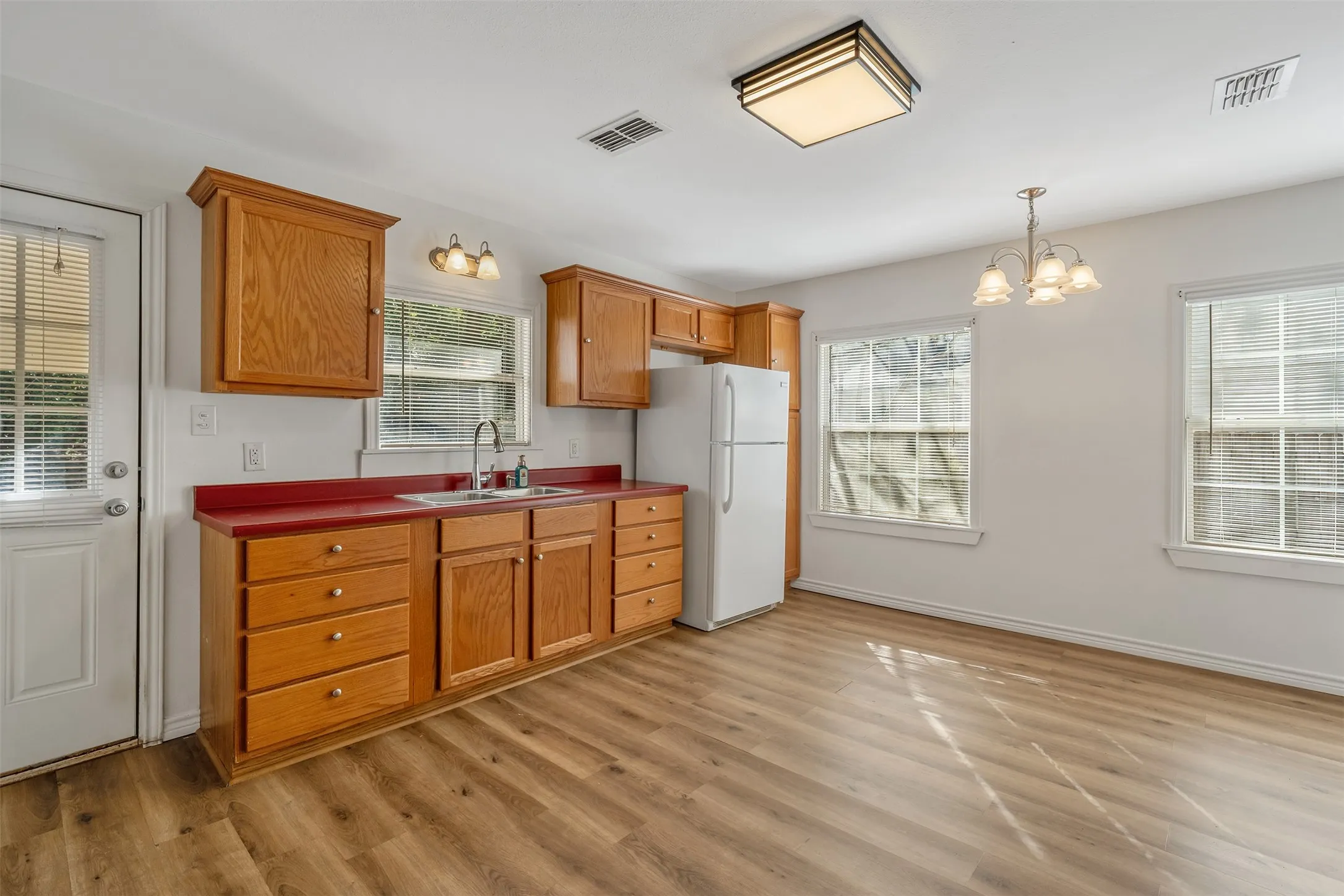 Single Family Residence For Sale in Anderson County , 1018 Woodland Dr, Palestine, Texas 75801, 2 Bedroom, 1 Bathroom, 1 Garage spaces, 1,492 Sqft, built in 1951, mls#21416404, Real Estate Agent in Palestine, Homes For Sale in Anderson county, Homes For Sale in Palestine, Realtor in Palestine Texas, Real Estate Brokerage Independent Realty Texas, Luminita Cordes Realtor