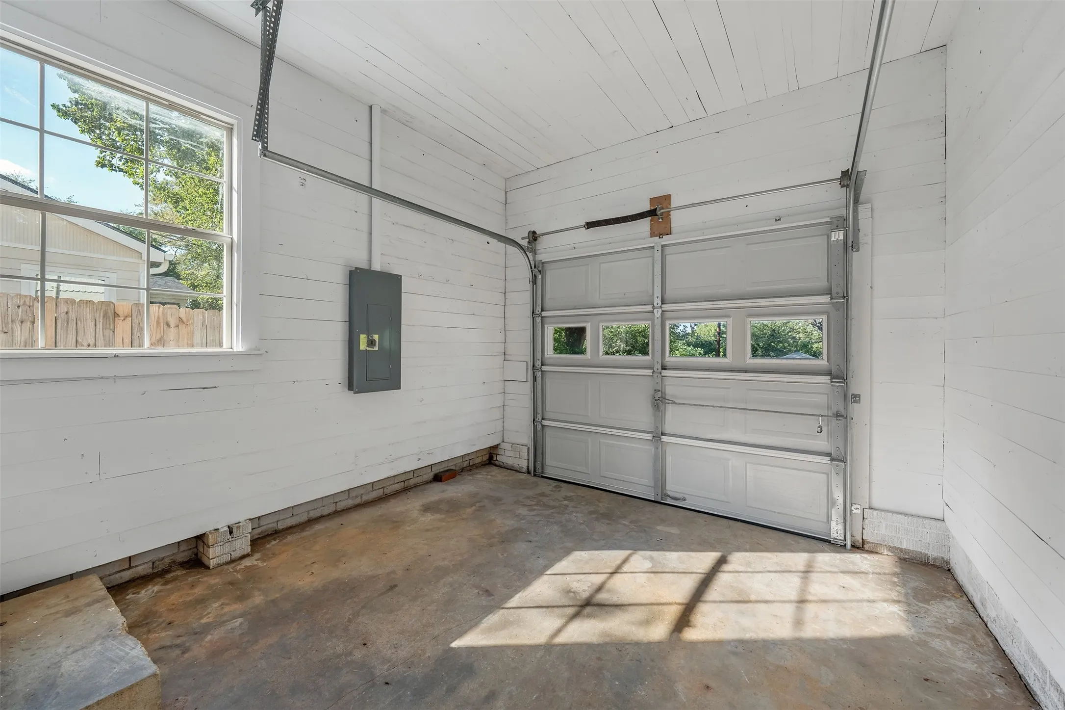 Single Family Residence For Sale in Anderson County , 1018 Woodland Dr, Palestine, Texas 75801, 2 Bedroom, 1 Bathroom, 1 Garage spaces, 1,492 Sqft, built in 1951, mls#21416404, Real Estate Agent in Palestine, Homes For Sale in Anderson county, Homes For Sale in Palestine, Realtor in Palestine Texas, Real Estate Brokerage Independent Realty Texas, Luminita Cordes Realtor