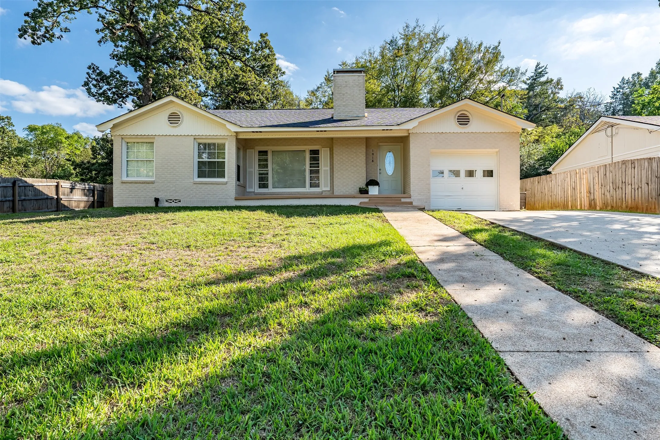 Single Family Residence For Sale in Anderson County , 1018 Woodland Dr, Palestine, Texas 75801, 2 Bedroom, 1 Bathroom, 1 Garage spaces, 1,492 Sqft, built in 1951, mls#21416404, Real Estate Agent in Palestine, Homes For Sale in Anderson county, Homes For Sale in Palestine, Realtor in Palestine Texas, Real Estate Brokerage Independent Realty Texas, Luminita Cordes Realtor