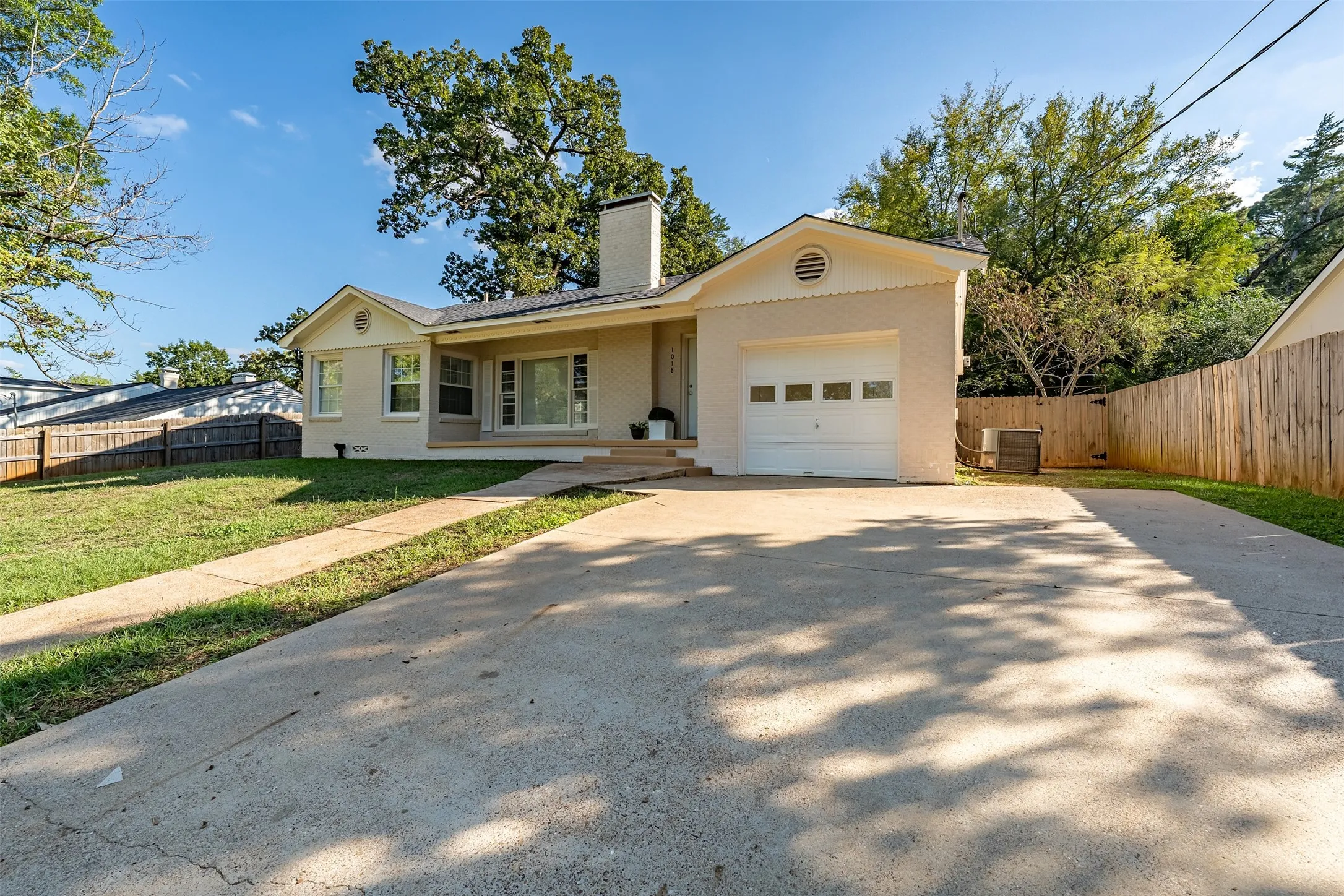 Single Family Residence For Sale in Anderson County , 1018 Woodland Dr, Palestine, Texas 75801, 2 Bedroom, 1 Bathroom, 1 Garage spaces, 1,492 Sqft, built in 1951, mls#21416404, Real Estate Agent in Palestine, Homes For Sale in Anderson county, Homes For Sale in Palestine, Realtor in Palestine Texas, Real Estate Brokerage Independent Realty Texas, Luminita Cordes Realtor