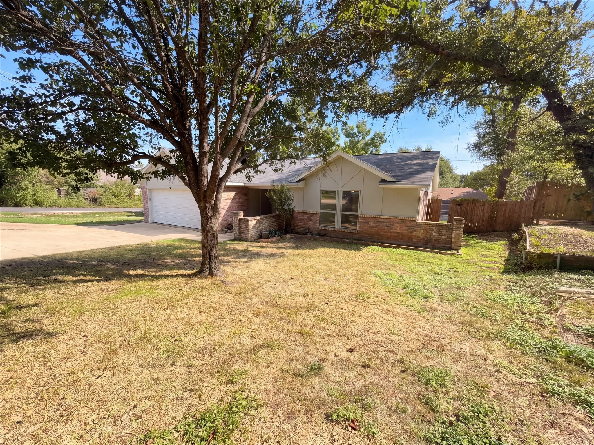 Single Family Residence For Sale in Tarrant County , 2527 Holt Road, Arlington, Texas 76006, 4 Bedroom, 2 Bathroom, 2 Garage spaces, 1,582 Sqft, built in 1980, mls#21416402, Real Estate Agent in Arlington, Homes For Sale in Tarrant county, Homes For Sale in Arlington, Realtor in Arlington Texas, Real Estate Brokerage Independent Realty Texas, Luminita Cordes Realtor