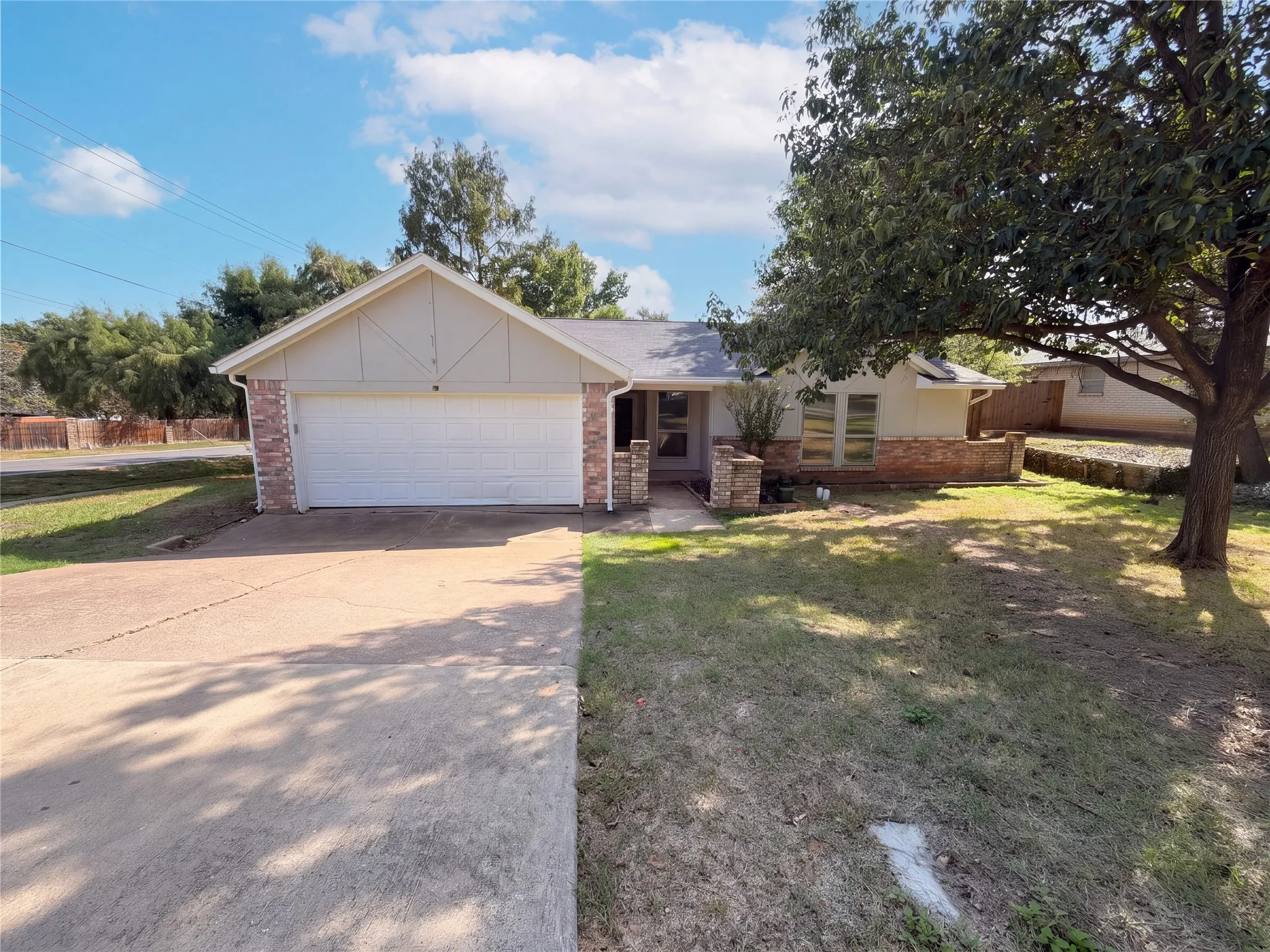 Single Family Residence For Sale in Tarrant County , 2527 Holt Road, Arlington, Texas 76006, 4 Bedroom, 2 Bathroom, 2 Garage spaces, 1,582 Sqft, built in 1980, mls#21416402, Real Estate Agent in Arlington, Homes For Sale in Tarrant county, Homes For Sale in Arlington, Realtor in Arlington Texas, Real Estate Brokerage Independent Realty Texas, Luminita Cordes Realtor