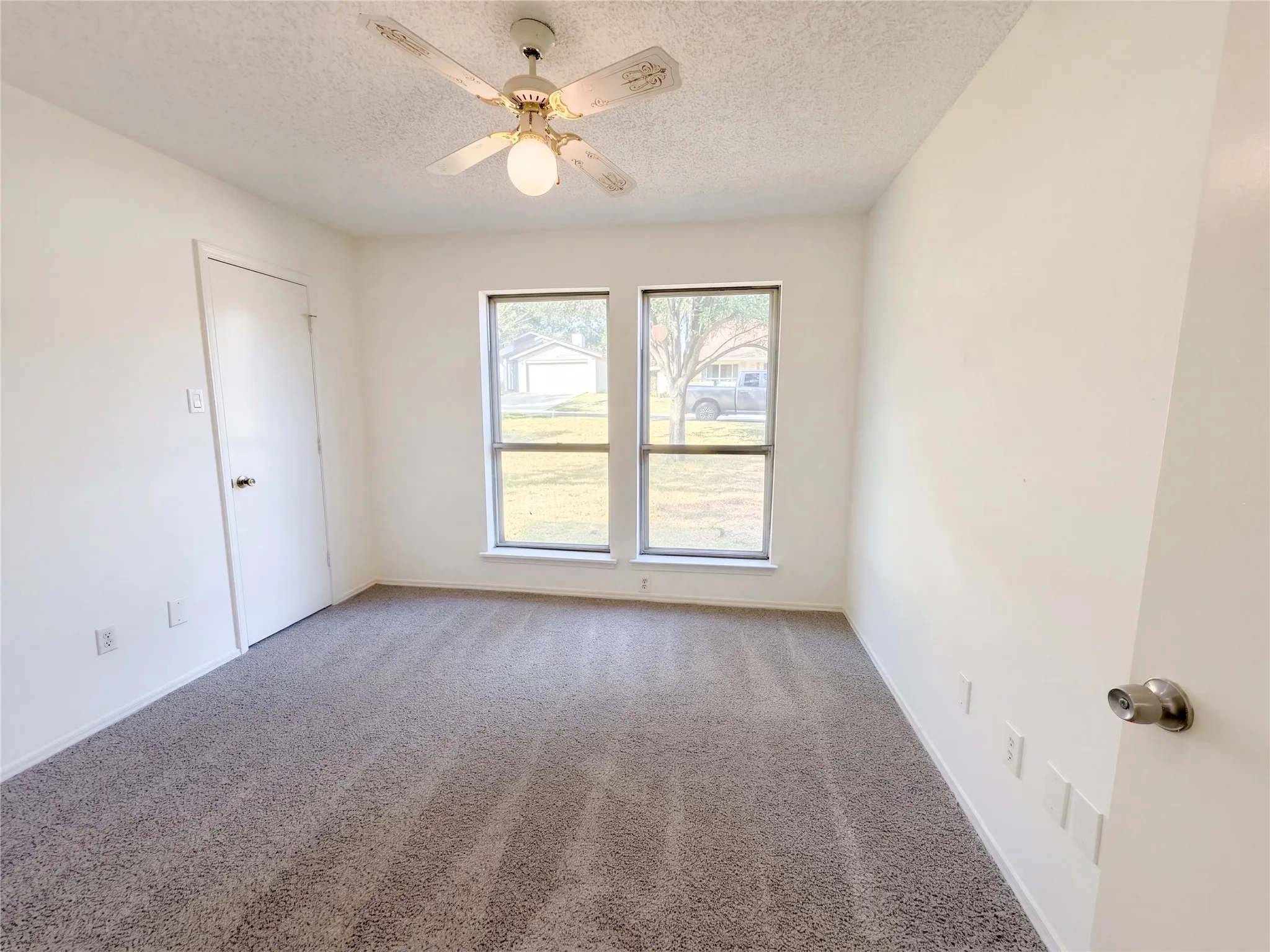 Single Family Residence For Sale in Tarrant County , 2527 Holt Road, Arlington, Texas 76006, 4 Bedroom, 2 Bathroom, 2 Garage spaces, 1,582 Sqft, built in 1980, mls#21416402, Real Estate Agent in Arlington, Homes For Sale in Tarrant county, Homes For Sale in Arlington, Realtor in Arlington Texas, Real Estate Brokerage Independent Realty Texas, Luminita Cordes Realtor