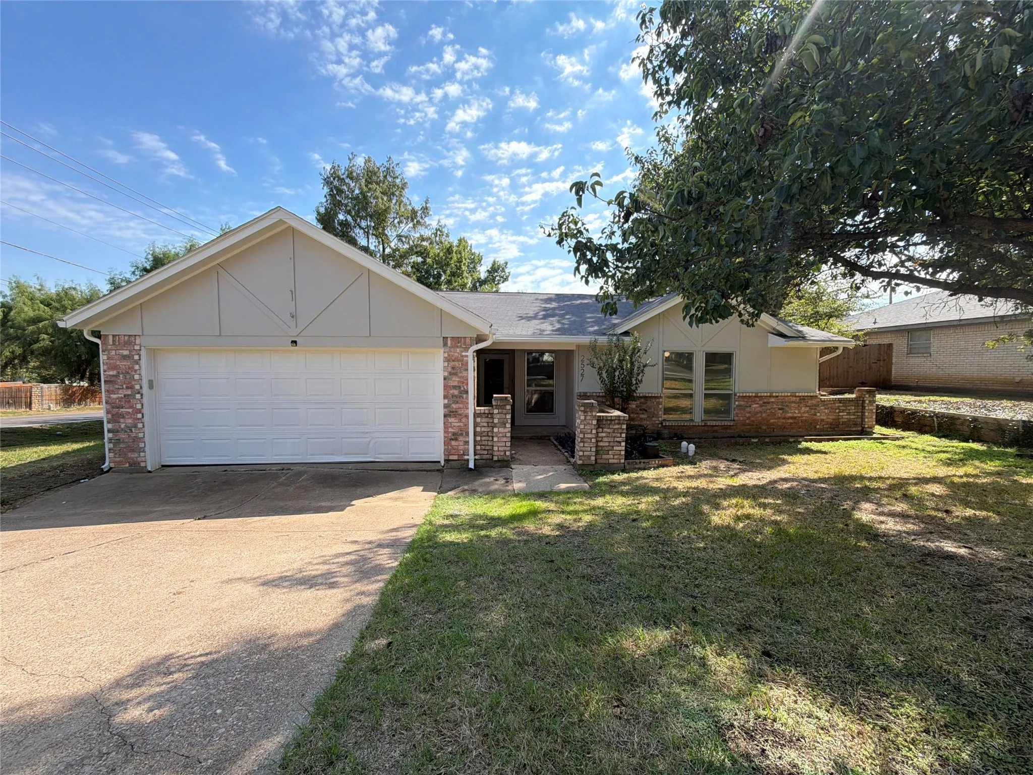 Single Family Residence For Sale in Tarrant County , 2527 Holt Road, Arlington, Texas 76006, 4 Bedroom, 2 Bathroom, 2 Garage spaces, 1,582 Sqft, built in 1980, mls#21416402, Real Estate Agent in Arlington, Homes For Sale in Tarrant county, Homes For Sale in Arlington, Realtor in Arlington Texas, Real Estate Brokerage Independent Realty Texas, Luminita Cordes Realtor