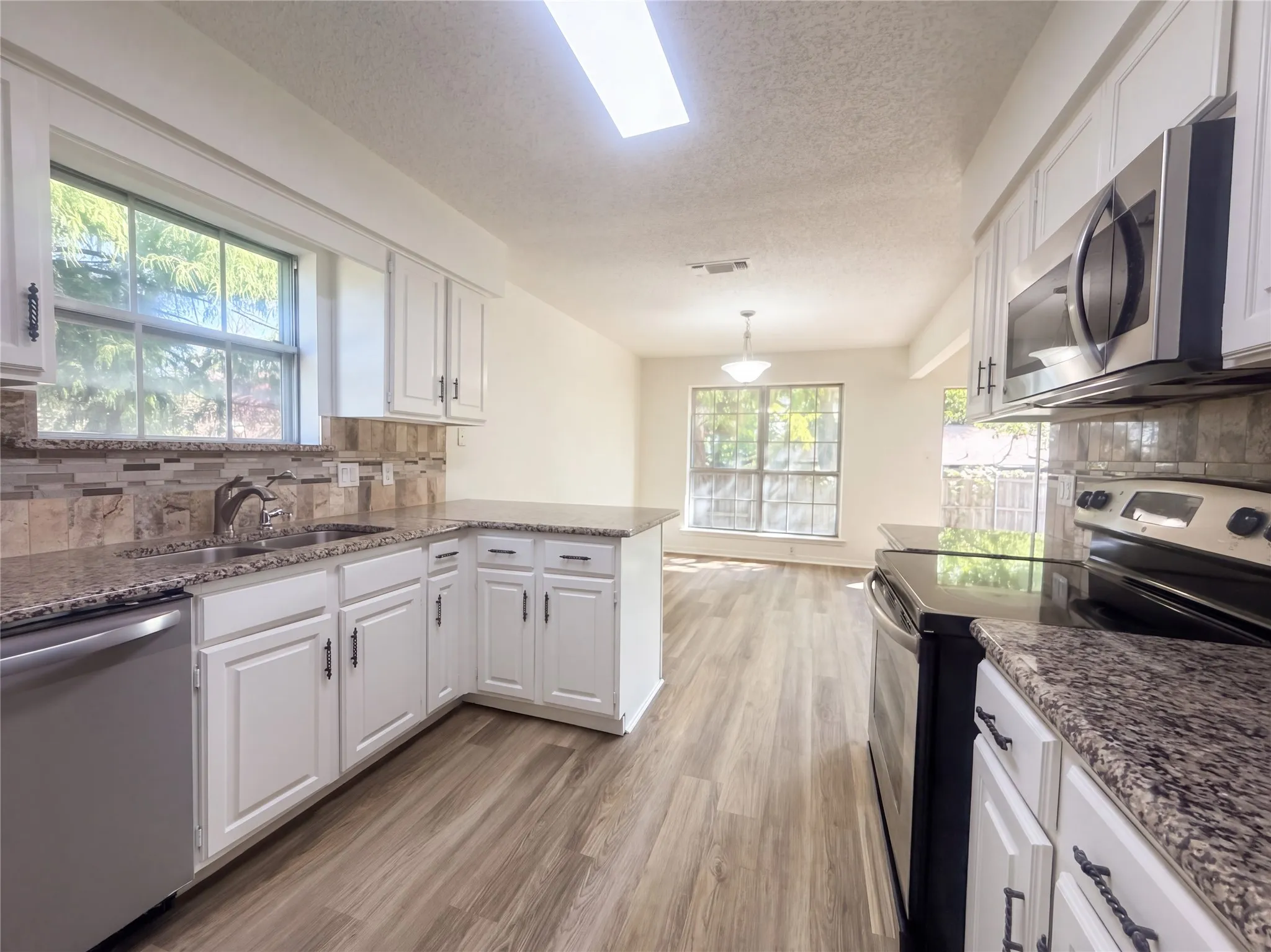 Single Family Residence For Sale in Tarrant County , 2527 Holt Road, Arlington, Texas 76006, 4 Bedroom, 2 Bathroom, 2 Garage spaces, 1,582 Sqft, built in 1980, mls#21416402, Real Estate Agent in Arlington, Homes For Sale in Tarrant county, Homes For Sale in Arlington, Realtor in Arlington Texas, Real Estate Brokerage Independent Realty Texas, Luminita Cordes Realtor