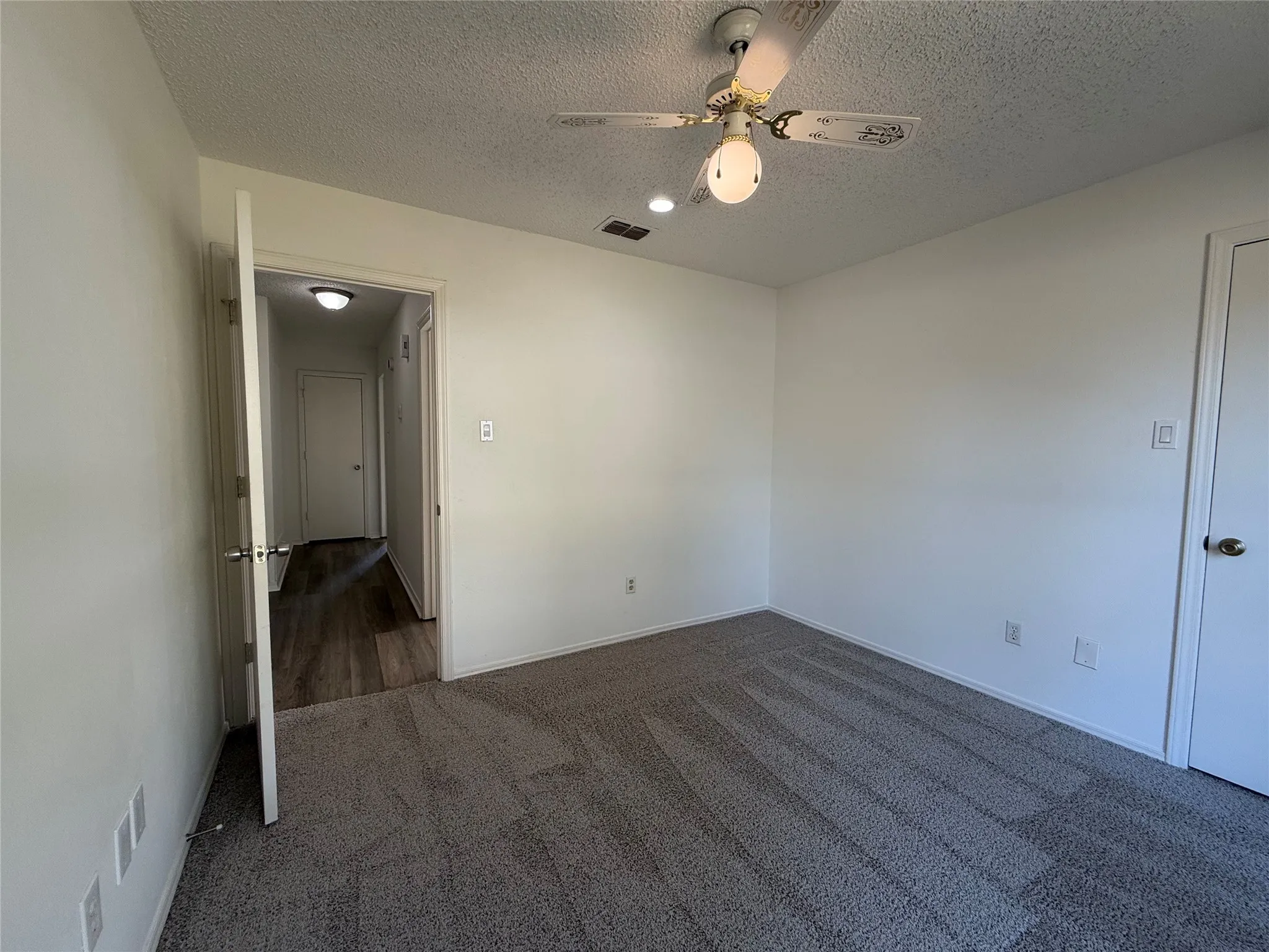 Single Family Residence For Sale in Tarrant County , 2527 Holt Road, Arlington, Texas 76006, 4 Bedroom, 2 Bathroom, 2 Garage spaces, 1,582 Sqft, built in 1980, mls#21416402, Real Estate Agent in Arlington, Homes For Sale in Tarrant county, Homes For Sale in Arlington, Realtor in Arlington Texas, Real Estate Brokerage Independent Realty Texas, Luminita Cordes Realtor