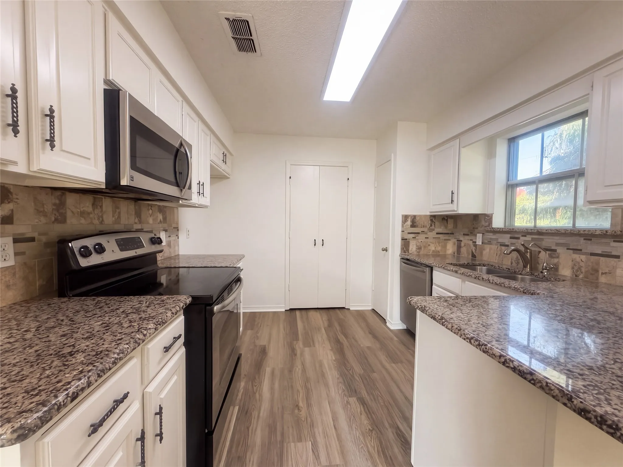 Single Family Residence For Sale in Tarrant County , 2527 Holt Road, Arlington, Texas 76006, 4 Bedroom, 2 Bathroom, 2 Garage spaces, 1,582 Sqft, built in 1980, mls#21416402, Real Estate Agent in Arlington, Homes For Sale in Tarrant county, Homes For Sale in Arlington, Realtor in Arlington Texas, Real Estate Brokerage Independent Realty Texas, Luminita Cordes Realtor
