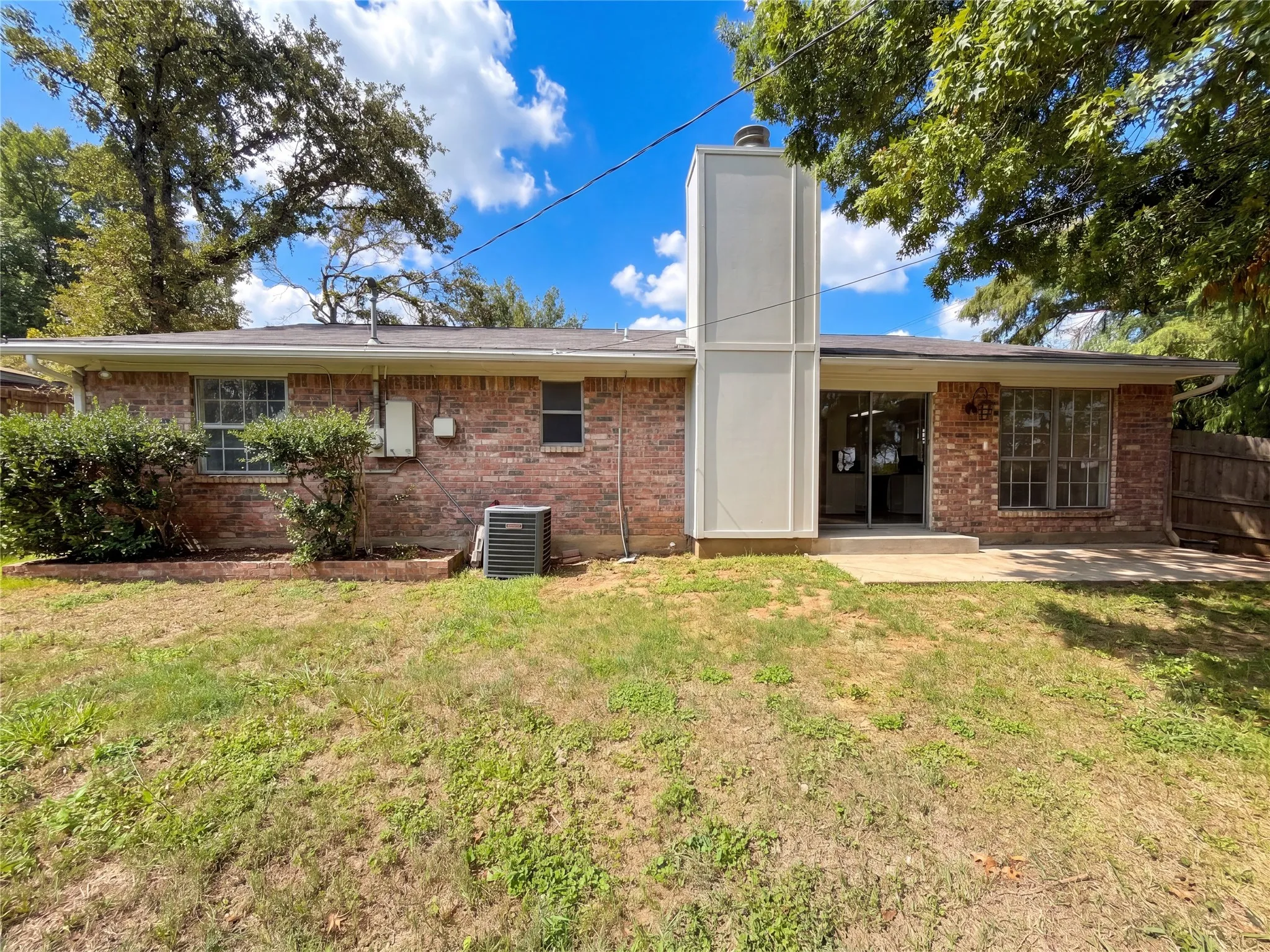Single Family Residence For Sale in Tarrant County , 2527 Holt Road, Arlington, Texas 76006, 4 Bedroom, 2 Bathroom, 2 Garage spaces, 1,582 Sqft, built in 1980, mls#21416402, Real Estate Agent in Arlington, Homes For Sale in Tarrant county, Homes For Sale in Arlington, Realtor in Arlington Texas, Real Estate Brokerage Independent Realty Texas, Luminita Cordes Realtor