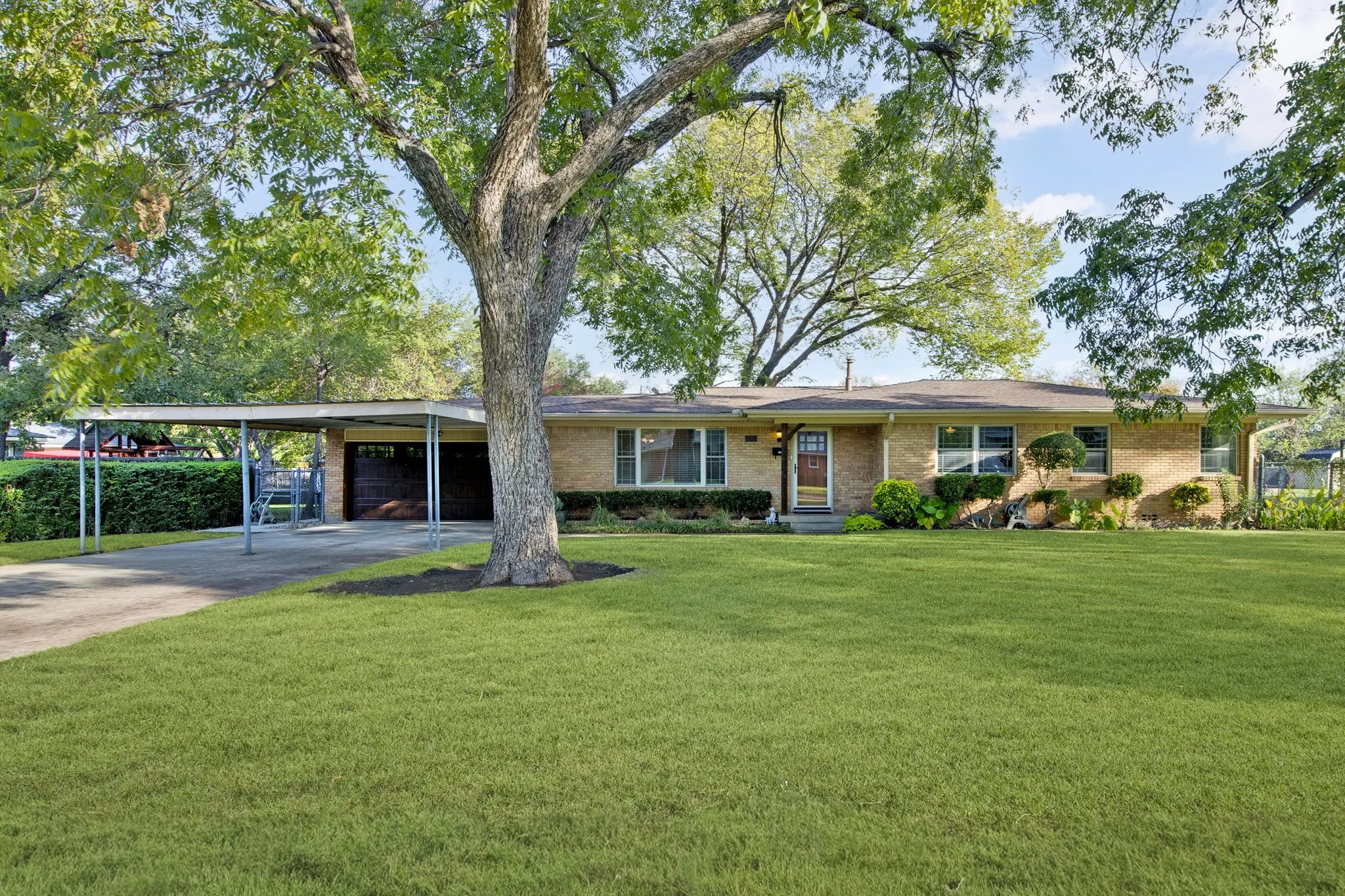 Single Family Residence For Sale in Tarrant County , 7305 Coronet Avenue, North Richland Hills, Texas 76180, 3 Bedroom, 2 Bathroom, 2 Garage spaces, 2,038 Sqft, built in 1955, mls#21416528, Real Estate Agent in North Richland Hills, Homes For Sale in Tarrant county, Homes For Sale in North Richland Hills, Realtor in North Richland Hills Texas, Real Estate Brokerage Independent Realty Texas, Luminita Cordes Realtor