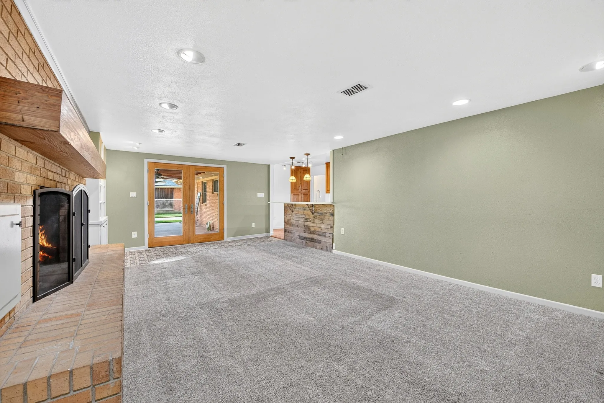 Single Family Residence For Sale in Tarrant County , 7305 Coronet Avenue, North Richland Hills, Texas 76180, 3 Bedroom, 2 Bathroom, 2 Garage spaces, 2,038 Sqft, built in 1955, mls#21416528, Real Estate Agent in North Richland Hills, Homes For Sale in Tarrant county, Homes For Sale in North Richland Hills, Realtor in North Richland Hills Texas, Real Estate Brokerage Independent Realty Texas, Luminita Cordes Realtor