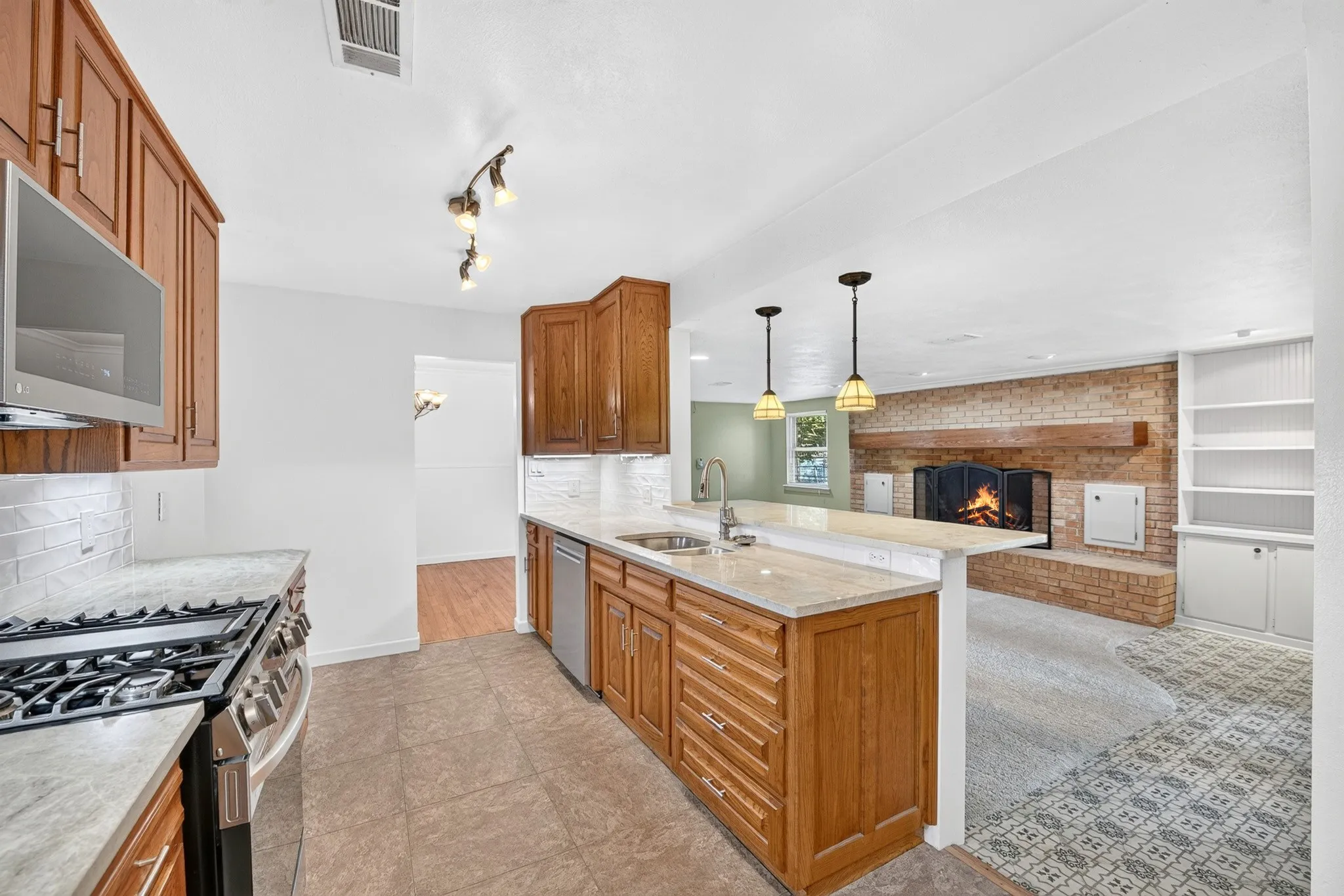 Single Family Residence For Sale in Tarrant County , 7305 Coronet Avenue, North Richland Hills, Texas 76180, 3 Bedroom, 2 Bathroom, 2 Garage spaces, 2,038 Sqft, built in 1955, mls#21416528, Real Estate Agent in North Richland Hills, Homes For Sale in Tarrant county, Homes For Sale in North Richland Hills, Realtor in North Richland Hills Texas, Real Estate Brokerage Independent Realty Texas, Luminita Cordes Realtor
