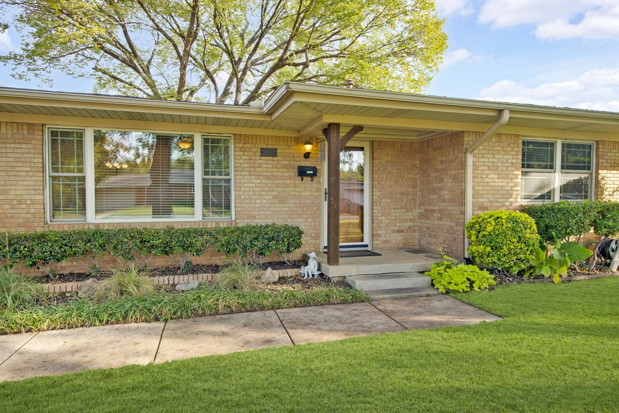 Single Family Residence For Sale in Tarrant County , 7305 Coronet Avenue, North Richland Hills, Texas 76180, 3 Bedroom, 2 Bathroom, 2 Garage spaces, 2,038 Sqft, built in 1955, mls#21416528, Real Estate Agent in North Richland Hills, Homes For Sale in Tarrant county, Homes For Sale in North Richland Hills, Realtor in North Richland Hills Texas, Real Estate Brokerage Independent Realty Texas, Luminita Cordes Realtor