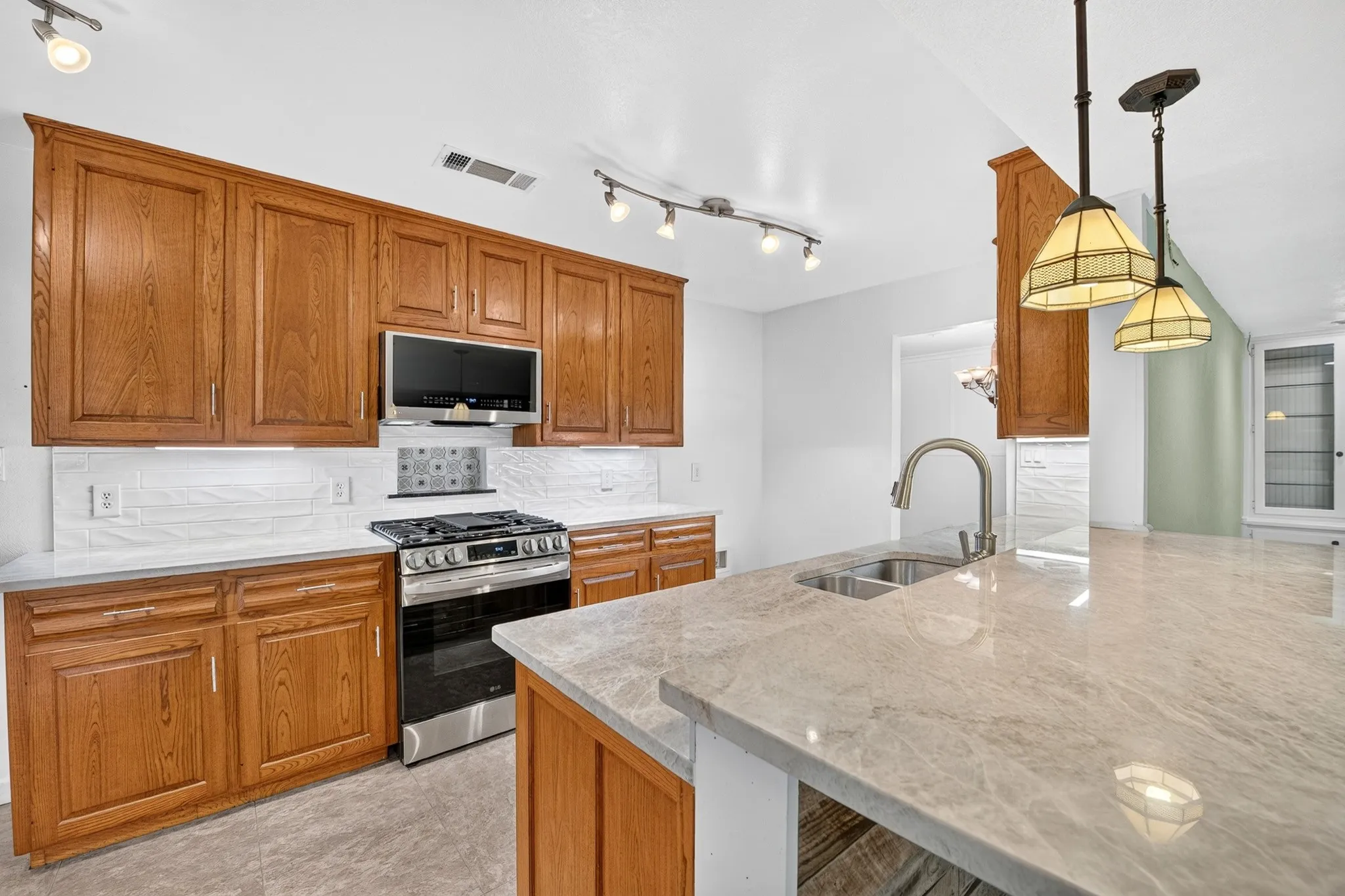Single Family Residence For Sale in Tarrant County , 7305 Coronet Avenue, North Richland Hills, Texas 76180, 3 Bedroom, 2 Bathroom, 2 Garage spaces, 2,038 Sqft, built in 1955, mls#21416528, Real Estate Agent in North Richland Hills, Homes For Sale in Tarrant county, Homes For Sale in North Richland Hills, Realtor in North Richland Hills Texas, Real Estate Brokerage Independent Realty Texas, Luminita Cordes Realtor