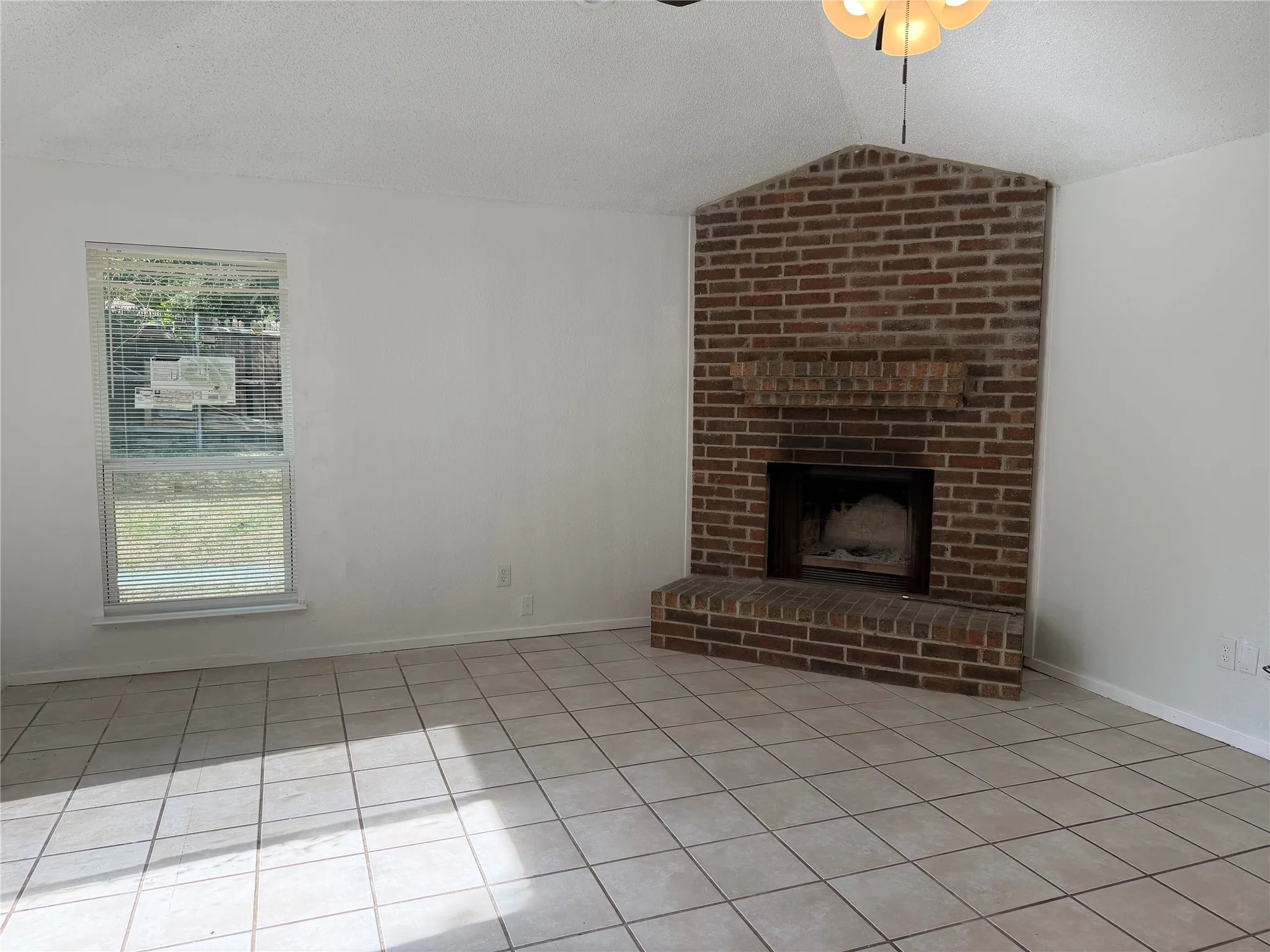 Duplex For Rent in Tarrant County , 7552 Boxwood Court, Fort Worth, Texas 76133, 3 Bedroom, 2 Bathroom, 2 Garage spaces, 1,300 Sqft, built in 1983, mls#21391244, Real Estate Agent in Fort Worth, Homes For Rent in Tarrant county, Homes For Rent in Fort Worth, Realtor in Fort Worth Texas, Real Estate Brokerage Independent Realty Texas, Luminita Cordes Realtor