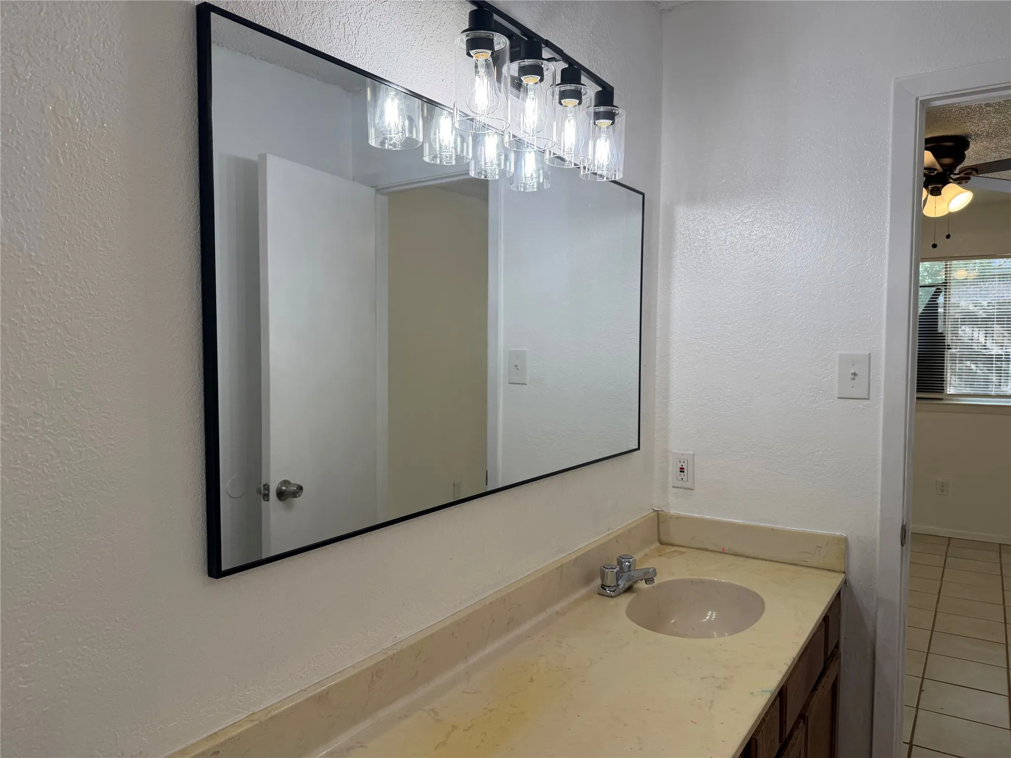 Duplex For Rent in Tarrant County , 7552 Boxwood Court, Fort Worth, Texas 76133, 3 Bedroom, 2 Bathroom, 2 Garage spaces, 1,300 Sqft, built in 1983, mls#21391244, Real Estate Agent in Fort Worth, Homes For Rent in Tarrant county, Homes For Rent in Fort Worth, Realtor in Fort Worth Texas, Real Estate Brokerage Independent Realty Texas, Luminita Cordes Realtor