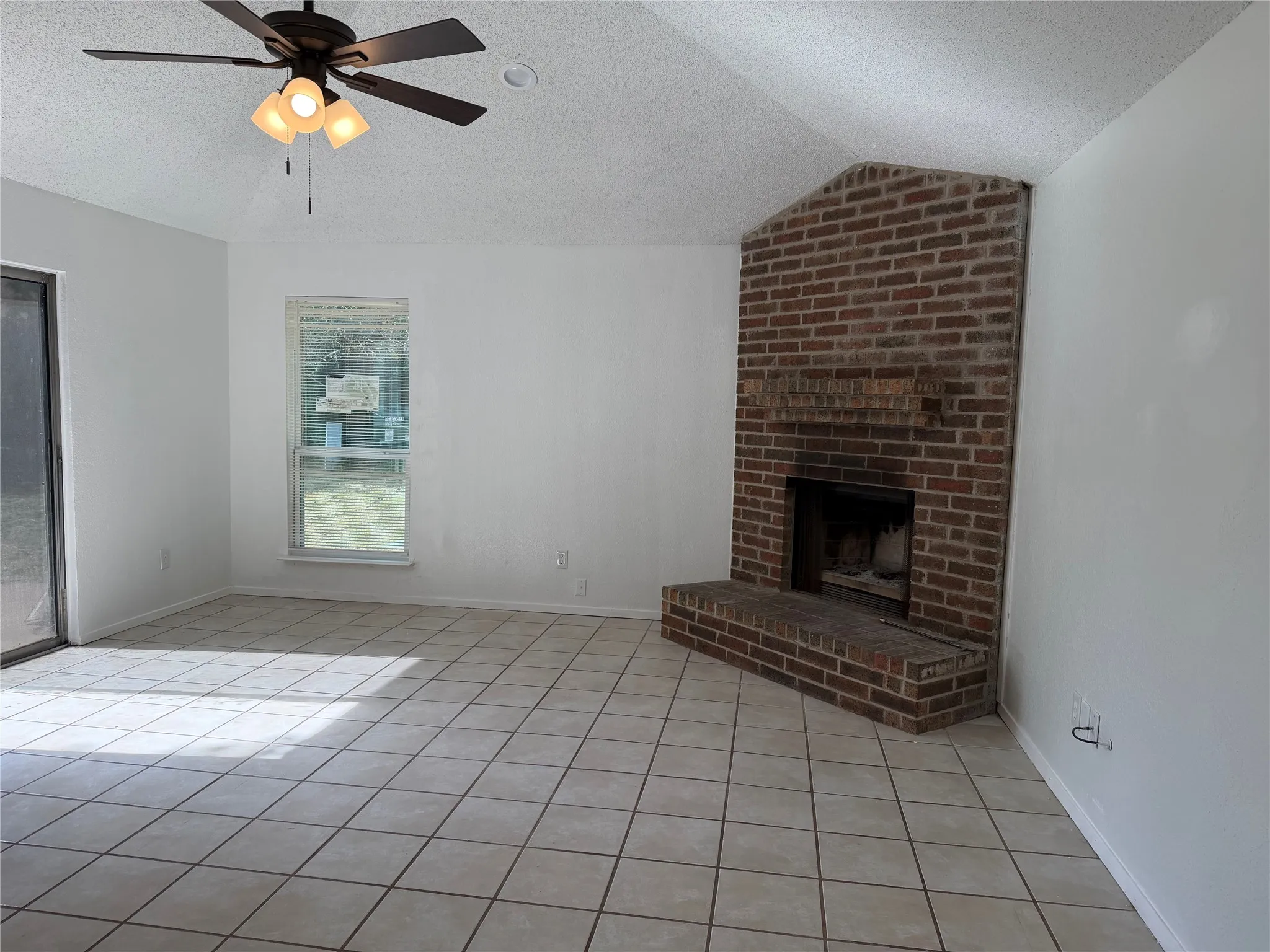 Duplex For Rent in Tarrant County , 7552 Boxwood Court, Fort Worth, Texas 76133, 3 Bedroom, 2 Bathroom, 2 Garage spaces, 1,300 Sqft, built in 1983, mls#21391244, Real Estate Agent in Fort Worth, Homes For Rent in Tarrant county, Homes For Rent in Fort Worth, Realtor in Fort Worth Texas, Real Estate Brokerage Independent Realty Texas, Luminita Cordes Realtor