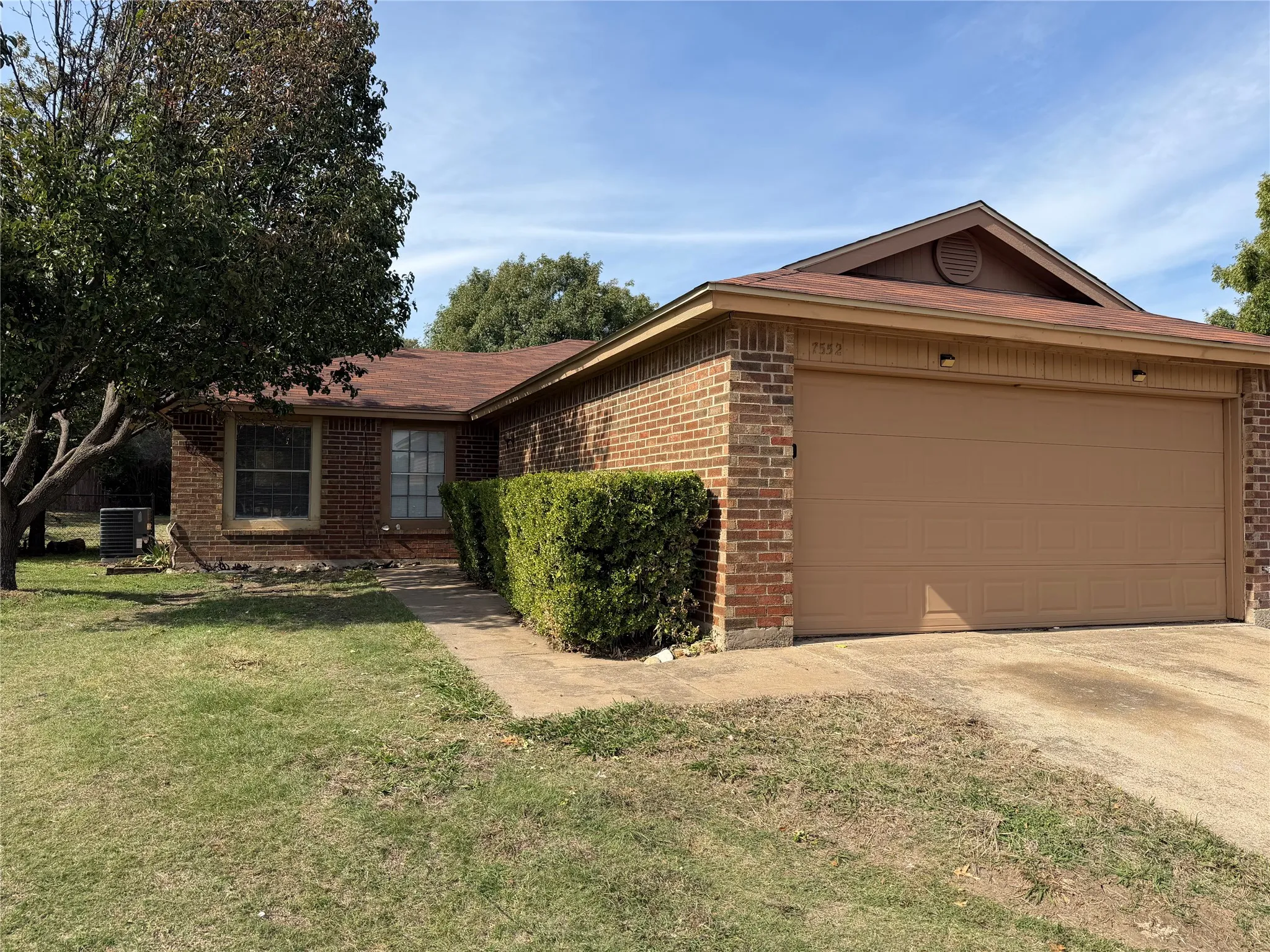 Duplex For Rent in Tarrant County , 7552 Boxwood Court, Fort Worth, Texas 76133, 3 Bedroom, 2 Bathroom, 2 Garage spaces, 1,300 Sqft, built in 1983, mls#21391244, Real Estate Agent in Fort Worth, Homes For Rent in Tarrant county, Homes For Rent in Fort Worth, Realtor in Fort Worth Texas, Real Estate Brokerage Independent Realty Texas, Luminita Cordes Realtor