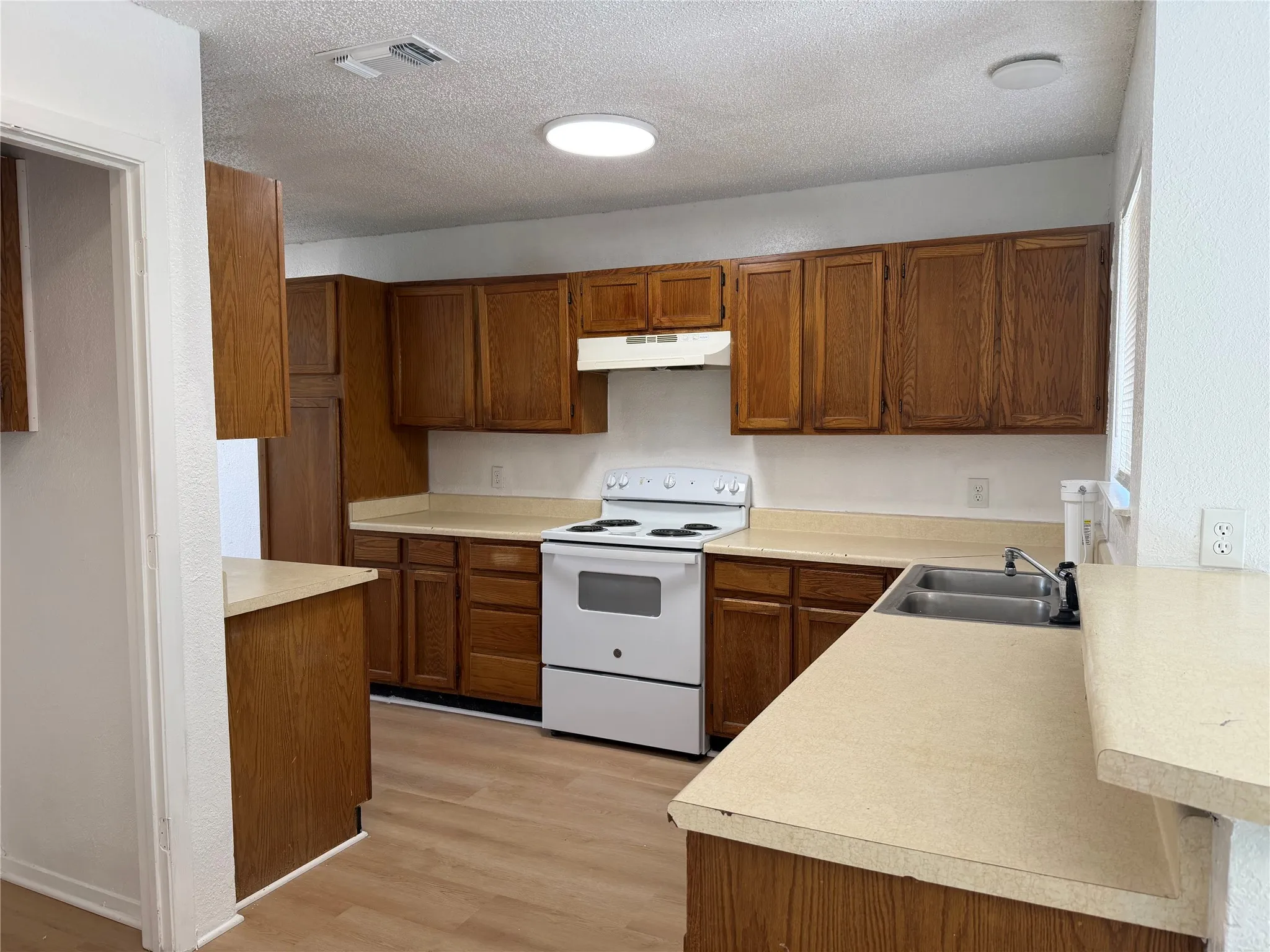 Duplex For Rent in Tarrant County , 7552 Boxwood Court, Fort Worth, Texas 76133, 3 Bedroom, 2 Bathroom, 2 Garage spaces, 1,300 Sqft, built in 1983, mls#21391244, Real Estate Agent in Fort Worth, Homes For Rent in Tarrant county, Homes For Rent in Fort Worth, Realtor in Fort Worth Texas, Real Estate Brokerage Independent Realty Texas, Luminita Cordes Realtor