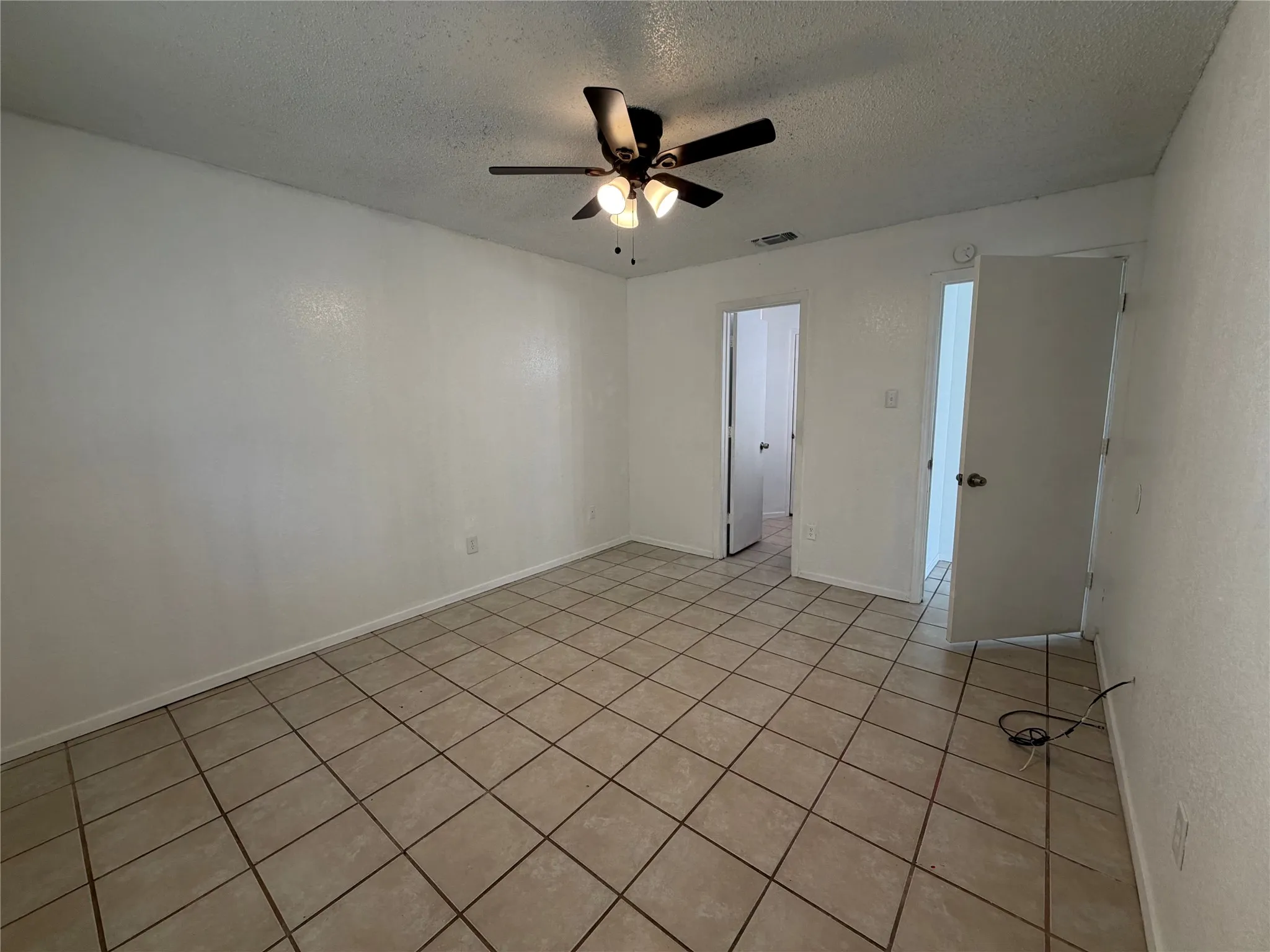 Duplex For Rent in Tarrant County , 7552 Boxwood Court, Fort Worth, Texas 76133, 3 Bedroom, 2 Bathroom, 2 Garage spaces, 1,300 Sqft, built in 1983, mls#21391244, Real Estate Agent in Fort Worth, Homes For Rent in Tarrant county, Homes For Rent in Fort Worth, Realtor in Fort Worth Texas, Real Estate Brokerage Independent Realty Texas, Luminita Cordes Realtor