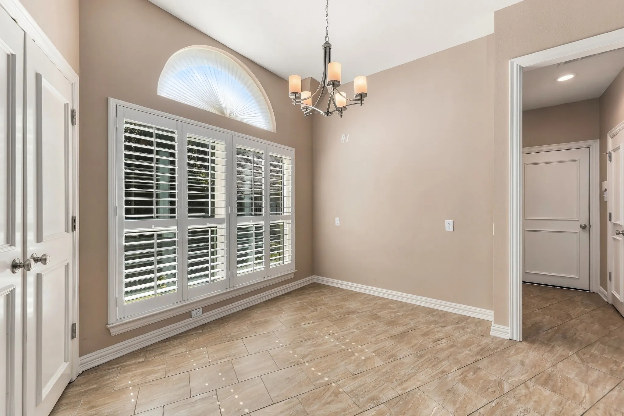 Single Family Residence For Sale in Tarrant County , 3117 Woodland Heights Circle, Colleyville, Texas 76034, 3 Bedroom, 3 Bathroom, 2 Garage spaces, 2,500 Sqft, built in 1992, mls#21411141, Real Estate Agent in Colleyville, Homes For Sale in Tarrant county, Homes For Sale in Colleyville, Realtor in Colleyville Texas, Real Estate Brokerage Independent Realty Texas, Luminita Cordes Realtor