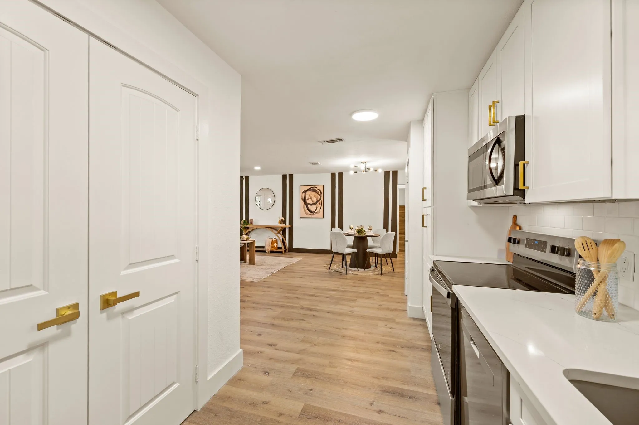 Single Family Residence For Sale in Tarrant County , 1500 Roberts Cut Off Road, River Oaks, Texas 76114, 4 Bedroom, 2 Bathroom, 2 Garage spaces, 2,040 Sqft, built in 1963, mls#21414976, Real Estate Agent in River Oaks, Homes For Sale in Tarrant county, Homes For Sale in River Oaks, Realtor in River Oaks Texas, Real Estate Brokerage Independent Realty Texas, Luminita Cordes Realtor