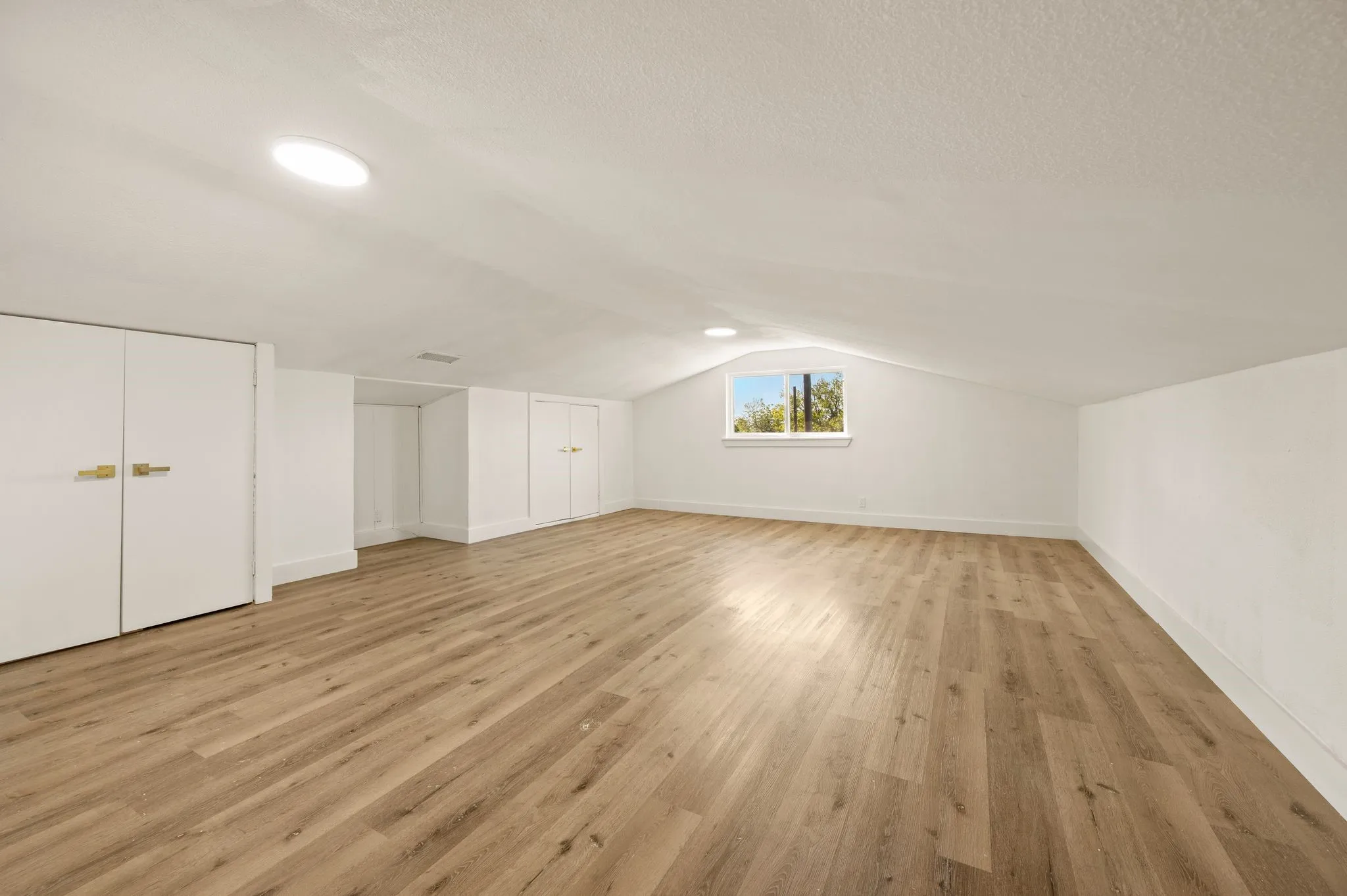 Single Family Residence For Sale in Tarrant County , 1500 Roberts Cut Off Road, River Oaks, Texas 76114, 4 Bedroom, 2 Bathroom, 2 Garage spaces, 2,040 Sqft, built in 1963, mls#21414976, Real Estate Agent in River Oaks, Homes For Sale in Tarrant county, Homes For Sale in River Oaks, Realtor in River Oaks Texas, Real Estate Brokerage Independent Realty Texas, Luminita Cordes Realtor