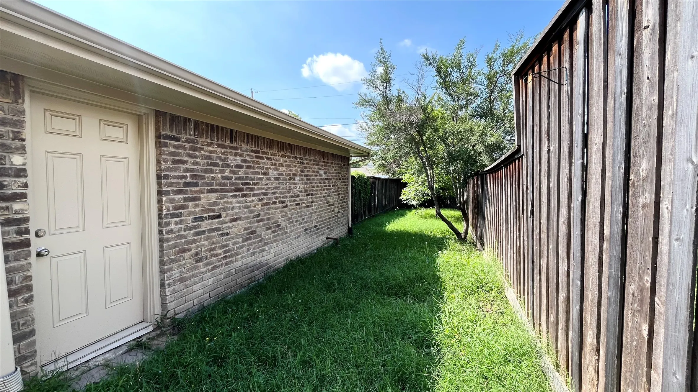 Duplex For Rent in Dallas County , 3054 Airhaven Street, Dallas, Texas 75229, 2 Bedroom, 2 Bathroom, 2 Garage spaces, 1,119 Sqft, built in 1981, mls#21417204, Real Estate Agent in Dallas, Homes For Rent in Dallas county, Homes For Rent in Dallas, Realtor in Dallas Texas, Real Estate Brokerage Independent Realty Texas, Luminita Cordes Realtor