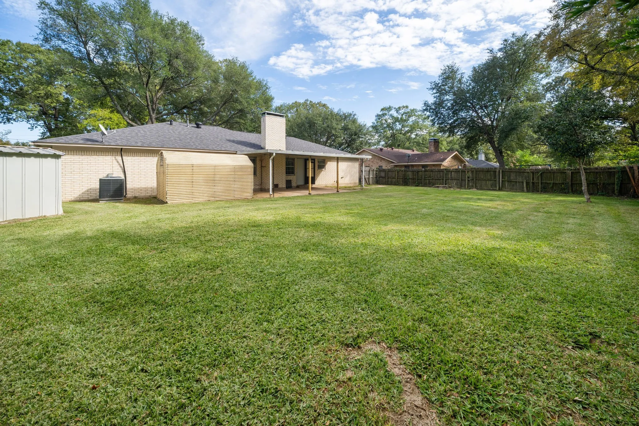 Single Family Residence For Sale in Smith County , 8307 Oxford Drive, Tyler, Texas 75703, 3 Bedroom, 2 Bathroom, 2 Garage spaces, 1,598 Sqft, built in 1975, mls#21416138, Real Estate Agent in Tyler, Homes For Sale in Smith county, Homes For Sale in Tyler, Realtor in Tyler Texas, Real Estate Brokerage Independent Realty Texas, Luminita Cordes Realtor
