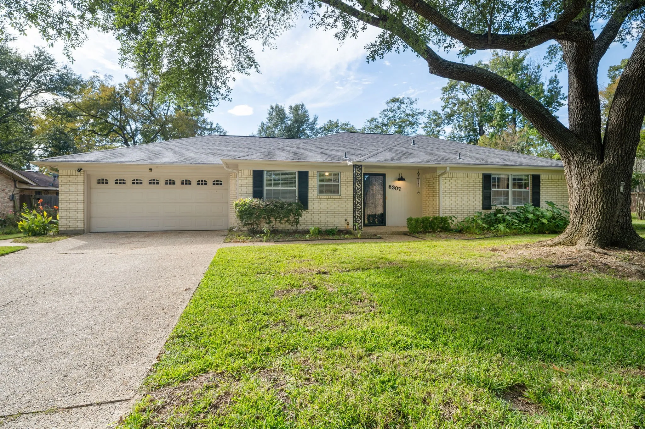 Single Family Residence For Sale in Smith County , 8307 Oxford Drive, Tyler, Texas 75703, 3 Bedroom, 2 Bathroom, 2 Garage spaces, 1,598 Sqft, built in 1975, mls#21416138, Real Estate Agent in Tyler, Homes For Sale in Smith county, Homes For Sale in Tyler, Realtor in Tyler Texas, Real Estate Brokerage Independent Realty Texas, Luminita Cordes Realtor