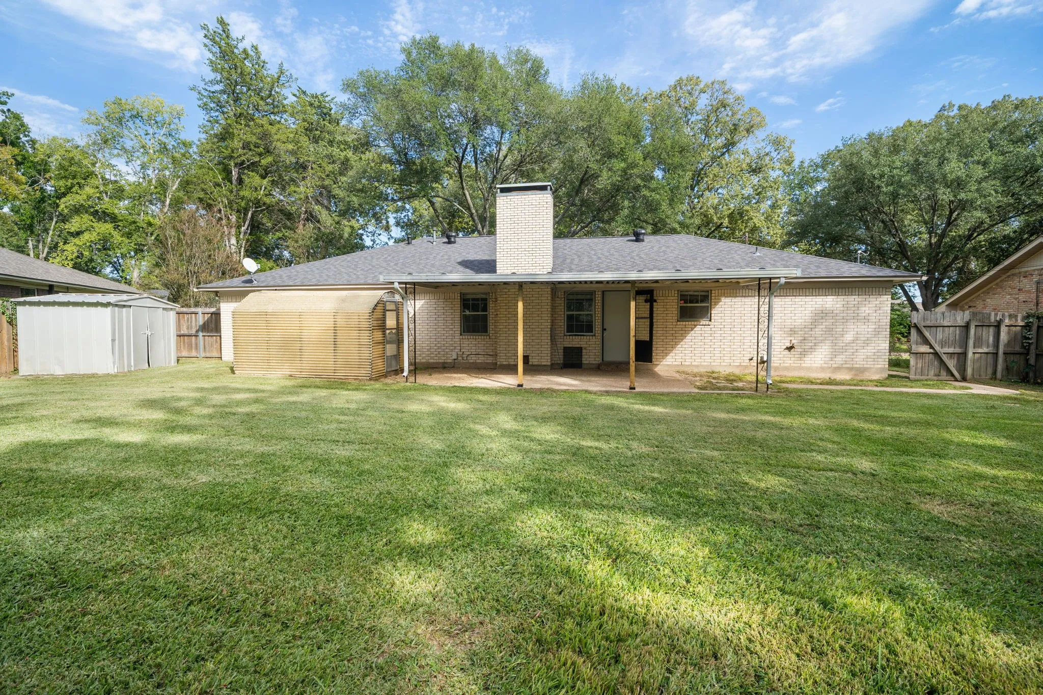 Single Family Residence For Sale in Smith County , 8307 Oxford Drive, Tyler, Texas 75703, 3 Bedroom, 2 Bathroom, 2 Garage spaces, 1,598 Sqft, built in 1975, mls#21416138, Real Estate Agent in Tyler, Homes For Sale in Smith county, Homes For Sale in Tyler, Realtor in Tyler Texas, Real Estate Brokerage Independent Realty Texas, Luminita Cordes Realtor