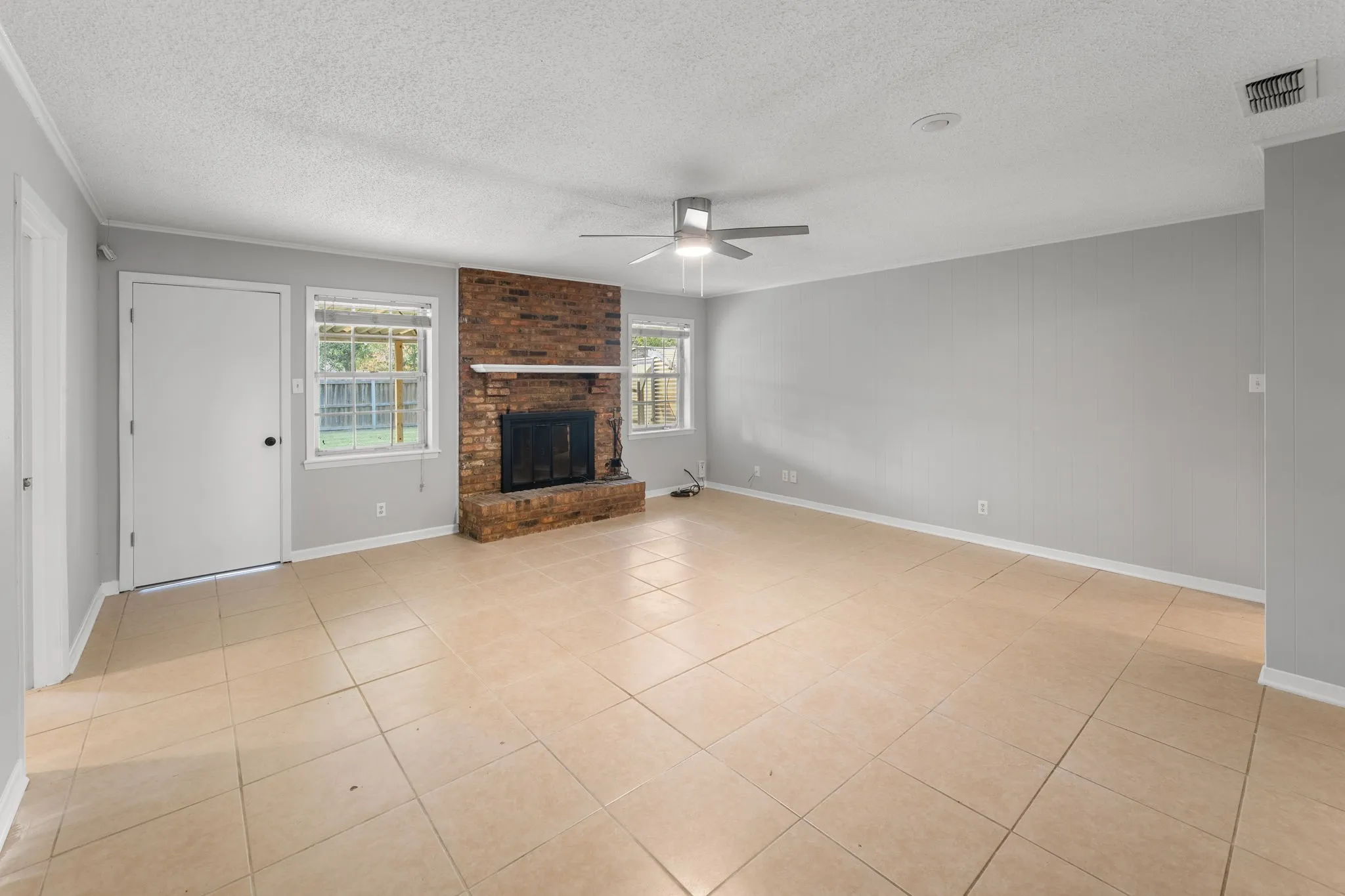 Single Family Residence For Sale in Smith County , 8307 Oxford Drive, Tyler, Texas 75703, 3 Bedroom, 2 Bathroom, 2 Garage spaces, 1,598 Sqft, built in 1975, mls#21416138, Real Estate Agent in Tyler, Homes For Sale in Smith county, Homes For Sale in Tyler, Realtor in Tyler Texas, Real Estate Brokerage Independent Realty Texas, Luminita Cordes Realtor