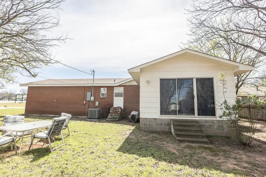 Single Family Residence For Sale in Montague County , 809 E Highway 82, Nocona, Texas 76255, 4 Bedroom, 3 Bathroom, 2 Garage spaces, 2,012 Sqft, built in 1965, mls#21417272, Real Estate Agent in Nocona, Homes For Sale in Montague county, Homes For Sale in Nocona, Realtor in Nocona Texas, Real Estate Brokerage Independent Realty Texas, Luminita Cordes Realtor