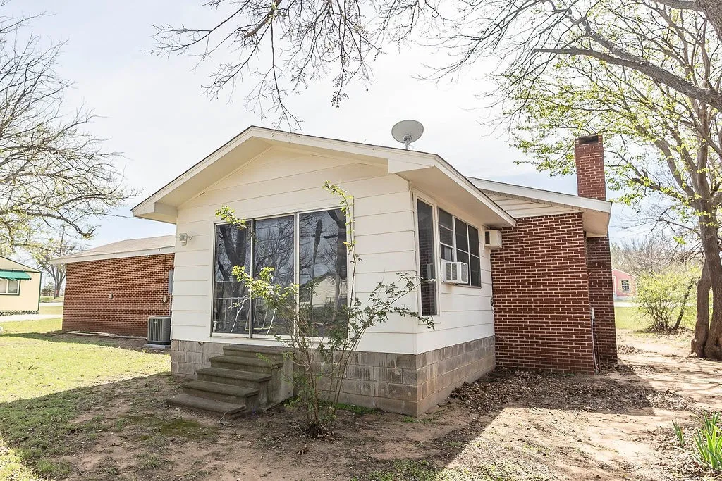 Single Family Residence For Sale in Montague County , 809 E Highway 82, Nocona, Texas 76255, 4 Bedroom, 3 Bathroom, 2 Garage spaces, 2,012 Sqft, built in 1965, mls#21417272, Real Estate Agent in Nocona, Homes For Sale in Montague county, Homes For Sale in Nocona, Realtor in Nocona Texas, Real Estate Brokerage Independent Realty Texas, Luminita Cordes Realtor