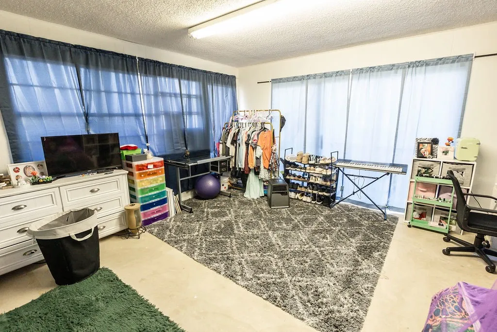 Single Family Residence For Sale in Montague County , 809 E Highway 82, Nocona, Texas 76255, 4 Bedroom, 3 Bathroom, 2 Garage spaces, 2,012 Sqft, built in 1965, mls#21417272, Real Estate Agent in Nocona, Homes For Sale in Montague county, Homes For Sale in Nocona, Realtor in Nocona Texas, Real Estate Brokerage Independent Realty Texas, Luminita Cordes Realtor