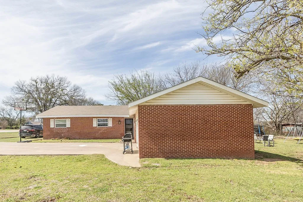 Single Family Residence For Sale in Montague County , 809 E Highway 82, Nocona, Texas 76255, 4 Bedroom, 3 Bathroom, 2 Garage spaces, 2,012 Sqft, built in 1965, mls#21417272, Real Estate Agent in Nocona, Homes For Sale in Montague county, Homes For Sale in Nocona, Realtor in Nocona Texas, Real Estate Brokerage Independent Realty Texas, Luminita Cordes Realtor