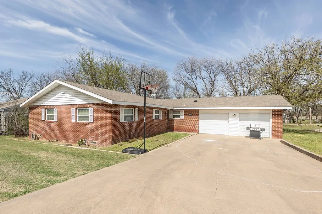 Single Family Residence For Sale in Montague County , 809 E Highway 82, Nocona, Texas 76255, 4 Bedroom, 3 Bathroom, 2 Garage spaces, 2,012 Sqft, built in 1965, mls#21417272, Real Estate Agent in Nocona, Homes For Sale in Montague county, Homes For Sale in Nocona, Realtor in Nocona Texas, Real Estate Brokerage Independent Realty Texas, Luminita Cordes Realtor