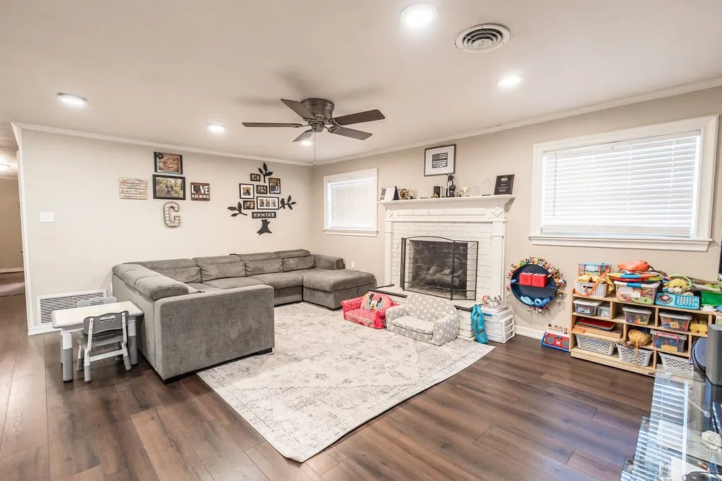 Single Family Residence For Sale in Montague County , 809 E Highway 82, Nocona, Texas 76255, 4 Bedroom, 3 Bathroom, 2 Garage spaces, 2,012 Sqft, built in 1965, mls#21417272, Real Estate Agent in Nocona, Homes For Sale in Montague county, Homes For Sale in Nocona, Realtor in Nocona Texas, Real Estate Brokerage Independent Realty Texas, Luminita Cordes Realtor