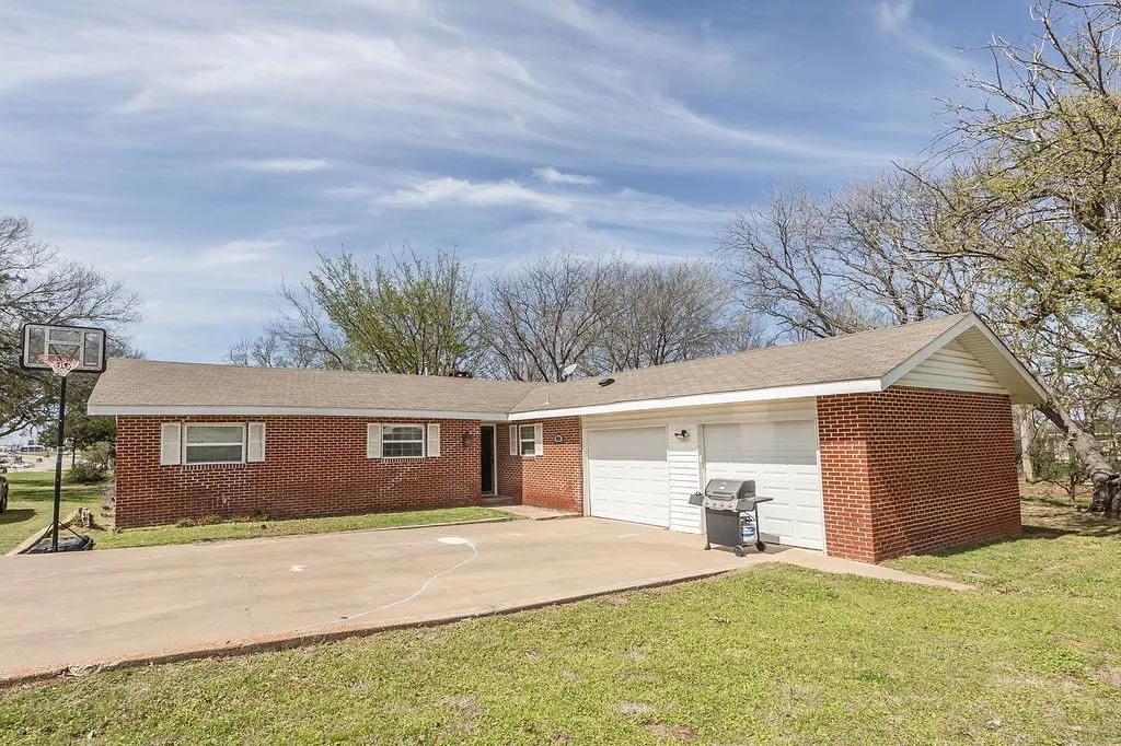 Single Family Residence For Sale in Montague County , 809 E Highway 82, Nocona, Texas 76255, 4 Bedroom, 3 Bathroom, 2 Garage spaces, 2,012 Sqft, built in 1965, mls#21417272, Real Estate Agent in Nocona, Homes For Sale in Montague county, Homes For Sale in Nocona, Realtor in Nocona Texas, Real Estate Brokerage Independent Realty Texas, Luminita Cordes Realtor