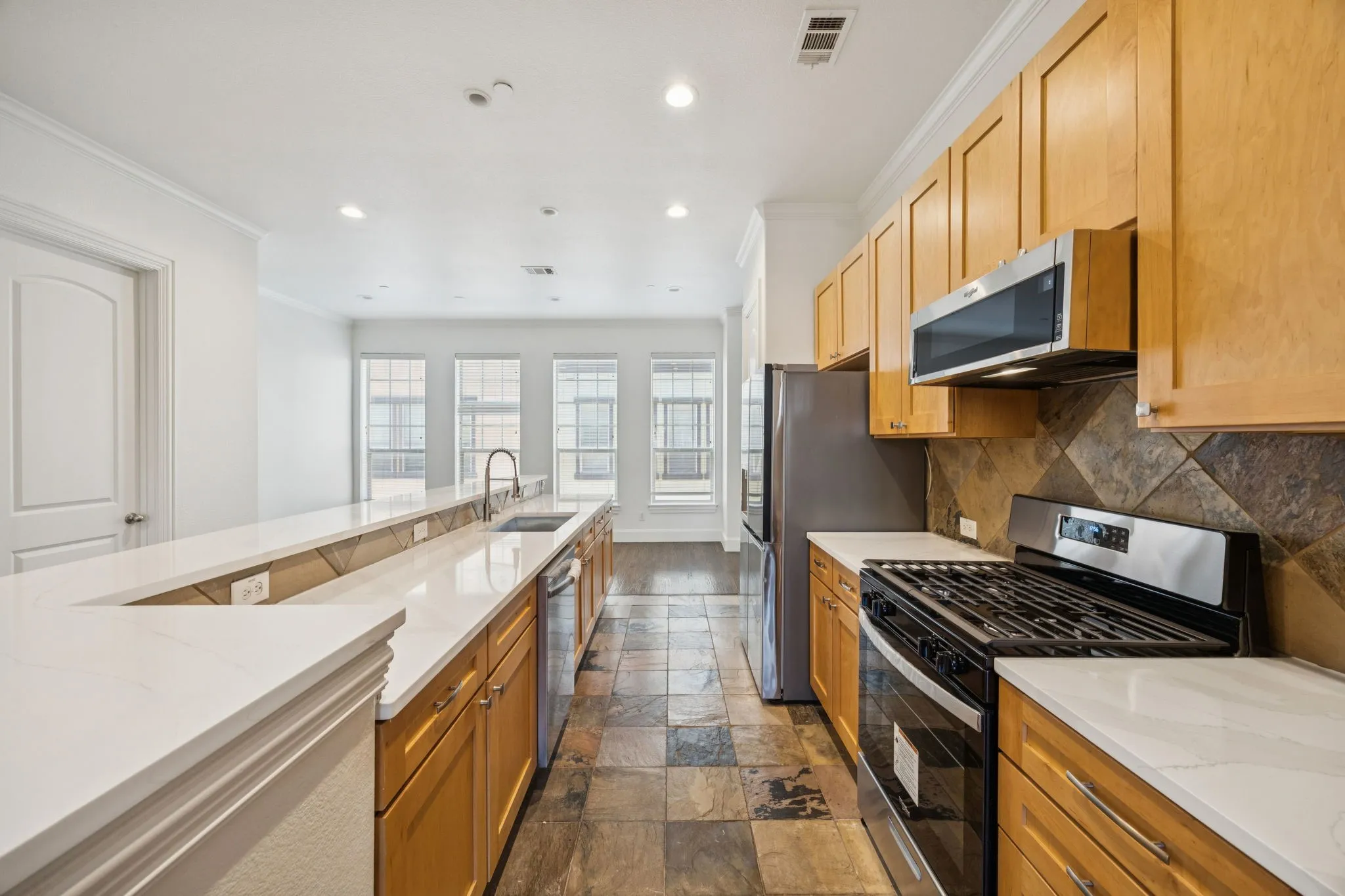 Condominium For Rent in Dallas County , 643 Senda, Irving, Texas 75039, 3 Bedroom, 3 Bathroom, 2 Garage spaces, 2,107 Sqft, built in 2007, mls#21417184, Real Estate Agent in Irving, Homes For Rent in Dallas county, Homes For Rent in Irving, Realtor in Irving Texas, Real Estate Brokerage Independent Realty Texas, Luminita Cordes Realtor