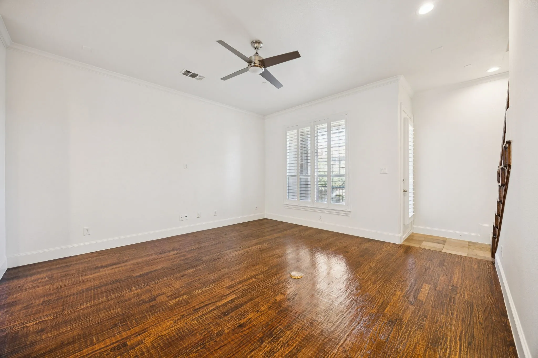Condominium For Rent in Dallas County , 643 Senda, Irving, Texas 75039, 3 Bedroom, 3 Bathroom, 2 Garage spaces, 2,107 Sqft, built in 2007, mls#21417184, Real Estate Agent in Irving, Homes For Rent in Dallas county, Homes For Rent in Irving, Realtor in Irving Texas, Real Estate Brokerage Independent Realty Texas, Luminita Cordes Realtor