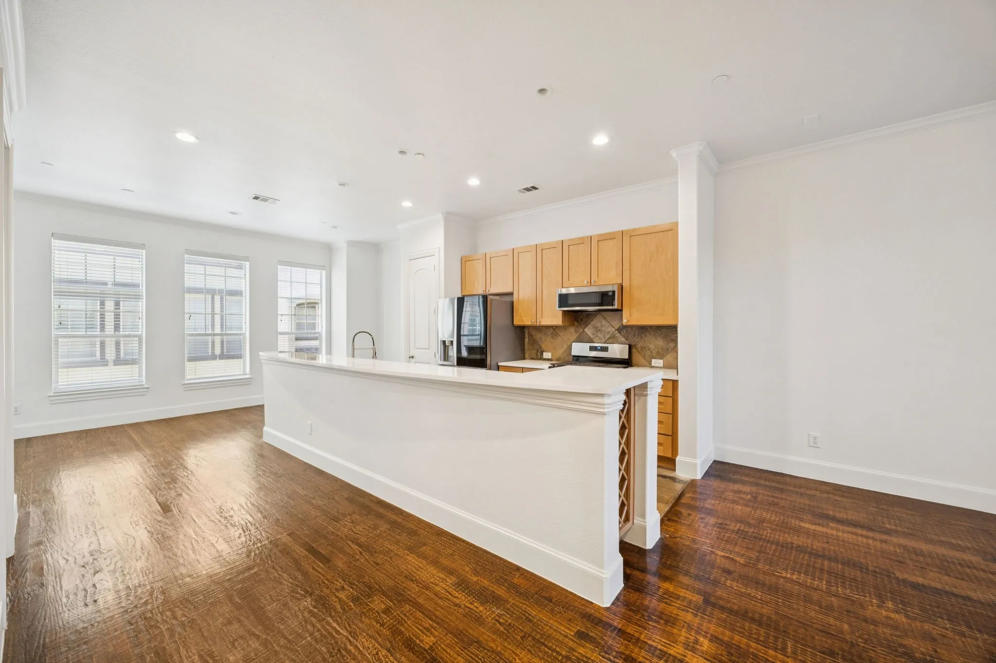 Condominium For Rent in Dallas County , 643 Senda, Irving, Texas 75039, 3 Bedroom, 3 Bathroom, 2 Garage spaces, 2,107 Sqft, built in 2007, mls#21417184, Real Estate Agent in Irving, Homes For Rent in Dallas county, Homes For Rent in Irving, Realtor in Irving Texas, Real Estate Brokerage Independent Realty Texas, Luminita Cordes Realtor