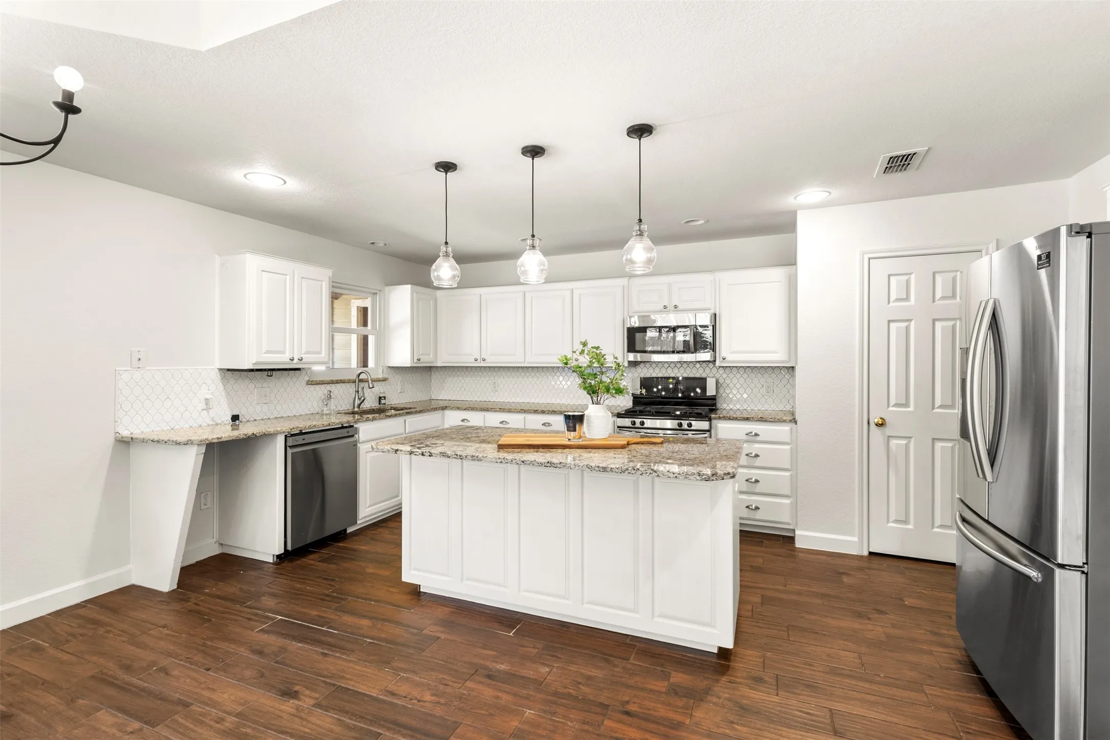 Single Family Residence For Rent in Wise County , 512 Post Oak Drive, Newark, Texas 76071, 3 Bedroom, 2 Bathroom, 3 Garage spaces, 1,995 Sqft, built in 1998, mls#21417583, Real Estate Agent in Newark, Homes For Rent in Wise county, Homes For Rent in Newark, Realtor in Newark Texas, Real Estate Brokerage Independent Realty Texas, Luminita Cordes Realtor