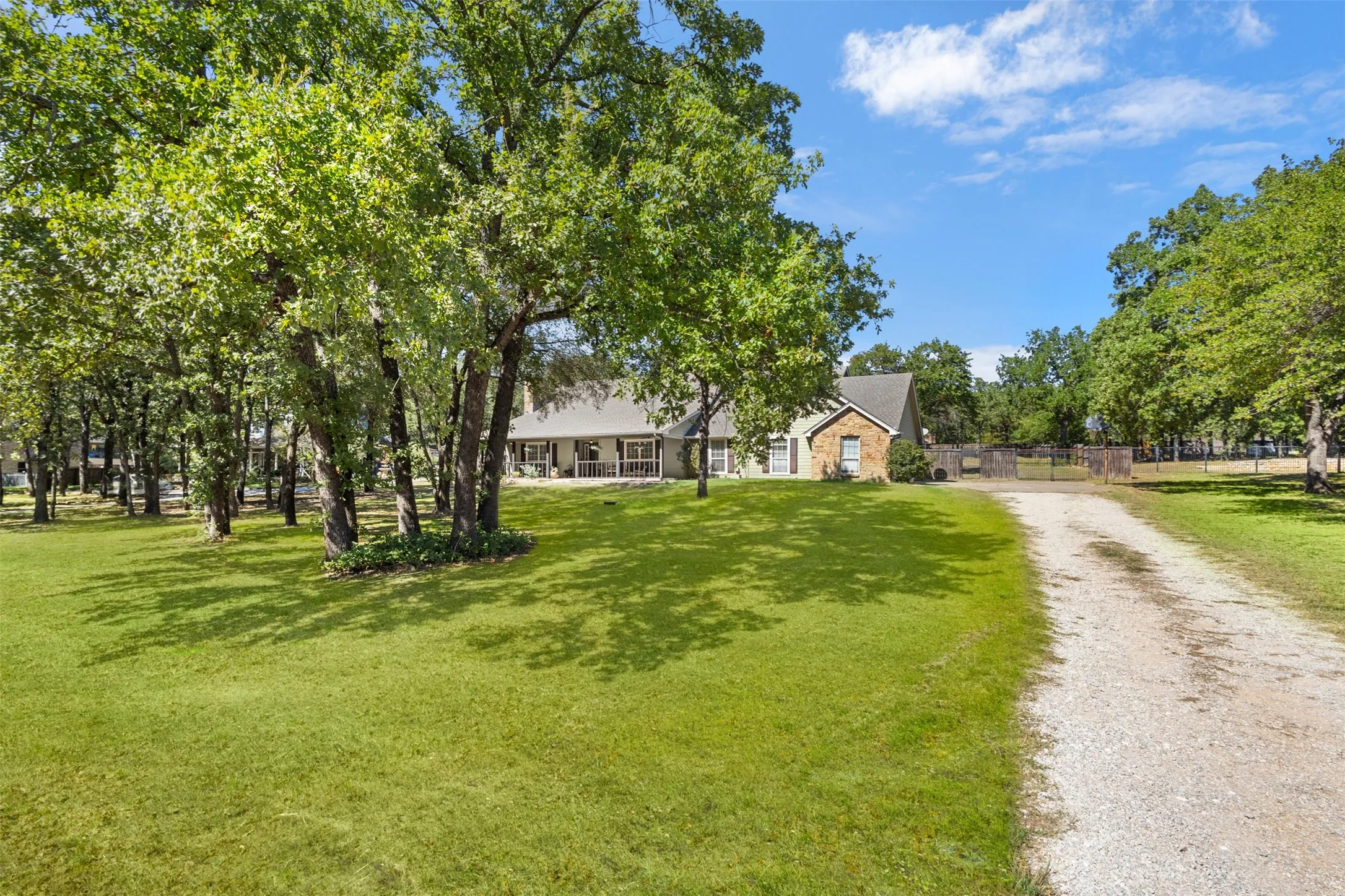 Single Family Residence For Rent in Wise County , 512 Post Oak Drive, Newark, Texas 76071, 3 Bedroom, 2 Bathroom, 3 Garage spaces, 1,995 Sqft, built in 1998, mls#21417583, Real Estate Agent in Newark, Homes For Rent in Wise county, Homes For Rent in Newark, Realtor in Newark Texas, Real Estate Brokerage Independent Realty Texas, Luminita Cordes Realtor