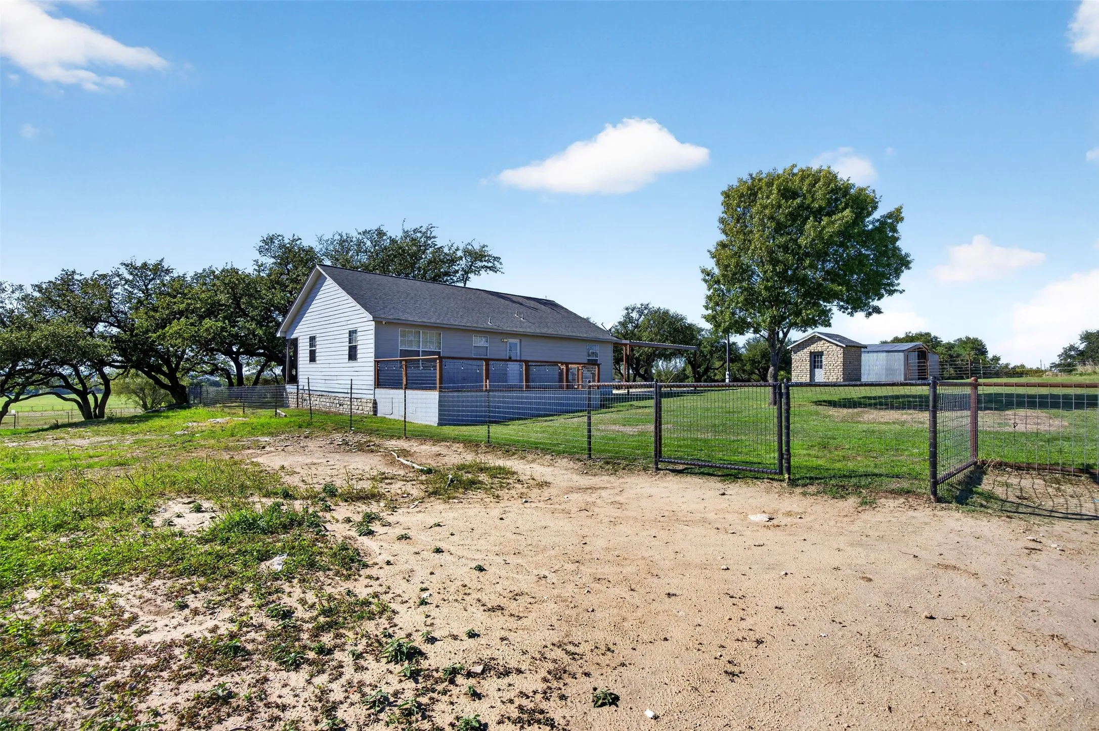 Single Family Residence For Sale in Erath County , 277 Private Road 1611, Stephenville, Texas 76401, 3 Bedroom, 2 Bathroom, Garage spaces, 1,144 Sqft, built in 2001, mls#21417074, Real Estate Agent in Stephenville, Homes For Sale in Erath county, Homes For Sale in Stephenville, Realtor in Stephenville Texas, Real Estate Brokerage Independent Realty Texas, Luminita Cordes Realtor