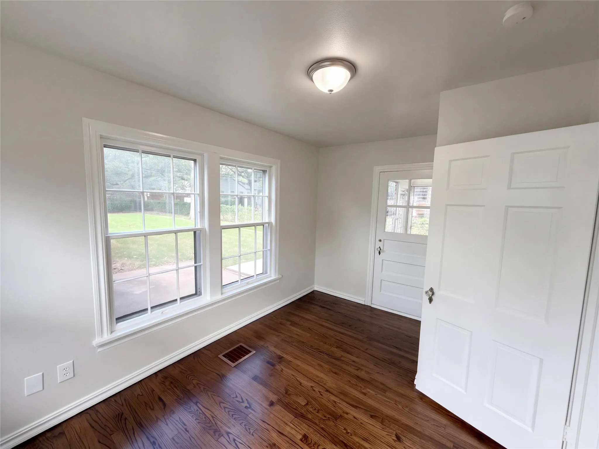 Single Family Residence For Sale in Tarrant County , 1709 N Sylvania Avenue, Fort Worth, Texas 76111, 3 Bedroom, 1 Bathroom, Garage spaces, 1,224 Sqft, built in 1941, mls#21416725, Real Estate Agent in Fort Worth, Homes For Sale in Tarrant county, Homes For Sale in Fort Worth, Realtor in Fort Worth Texas, Real Estate Brokerage Independent Realty Texas, Luminita Cordes Realtor