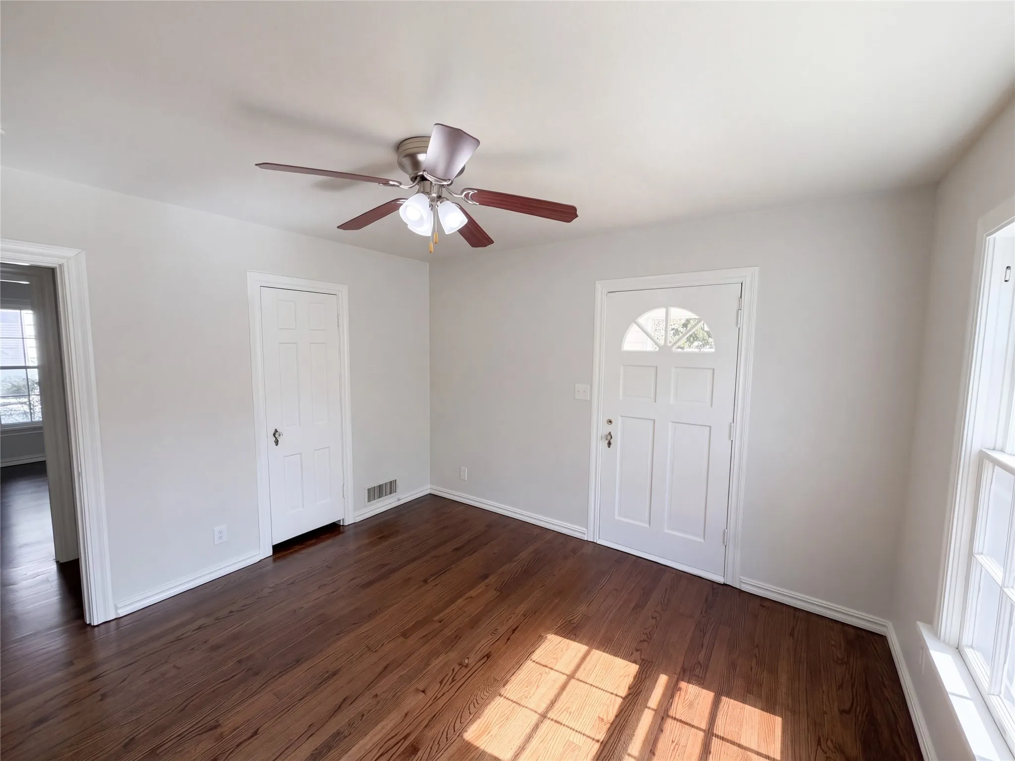 Single Family Residence For Sale in Tarrant County , 1709 N Sylvania Avenue, Fort Worth, Texas 76111, 3 Bedroom, 1 Bathroom, Garage spaces, 1,224 Sqft, built in 1941, mls#21416725, Real Estate Agent in Fort Worth, Homes For Sale in Tarrant county, Homes For Sale in Fort Worth, Realtor in Fort Worth Texas, Real Estate Brokerage Independent Realty Texas, Luminita Cordes Realtor