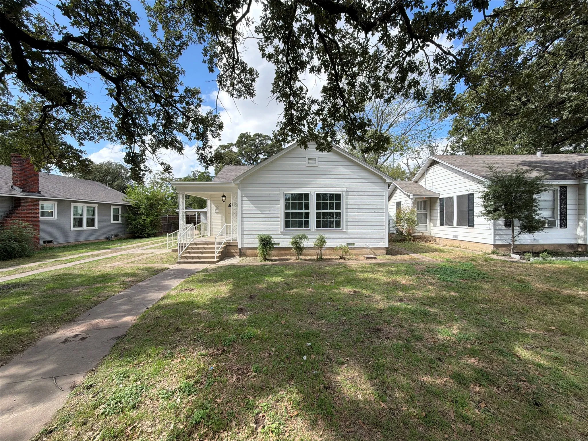 Single Family Residence For Sale in Tarrant County , 1709 N Sylvania Avenue, Fort Worth, Texas 76111, 3 Bedroom, 1 Bathroom, Garage spaces, 1,224 Sqft, built in 1941, mls#21416725, Real Estate Agent in Fort Worth, Homes For Sale in Tarrant county, Homes For Sale in Fort Worth, Realtor in Fort Worth Texas, Real Estate Brokerage Independent Realty Texas, Luminita Cordes Realtor