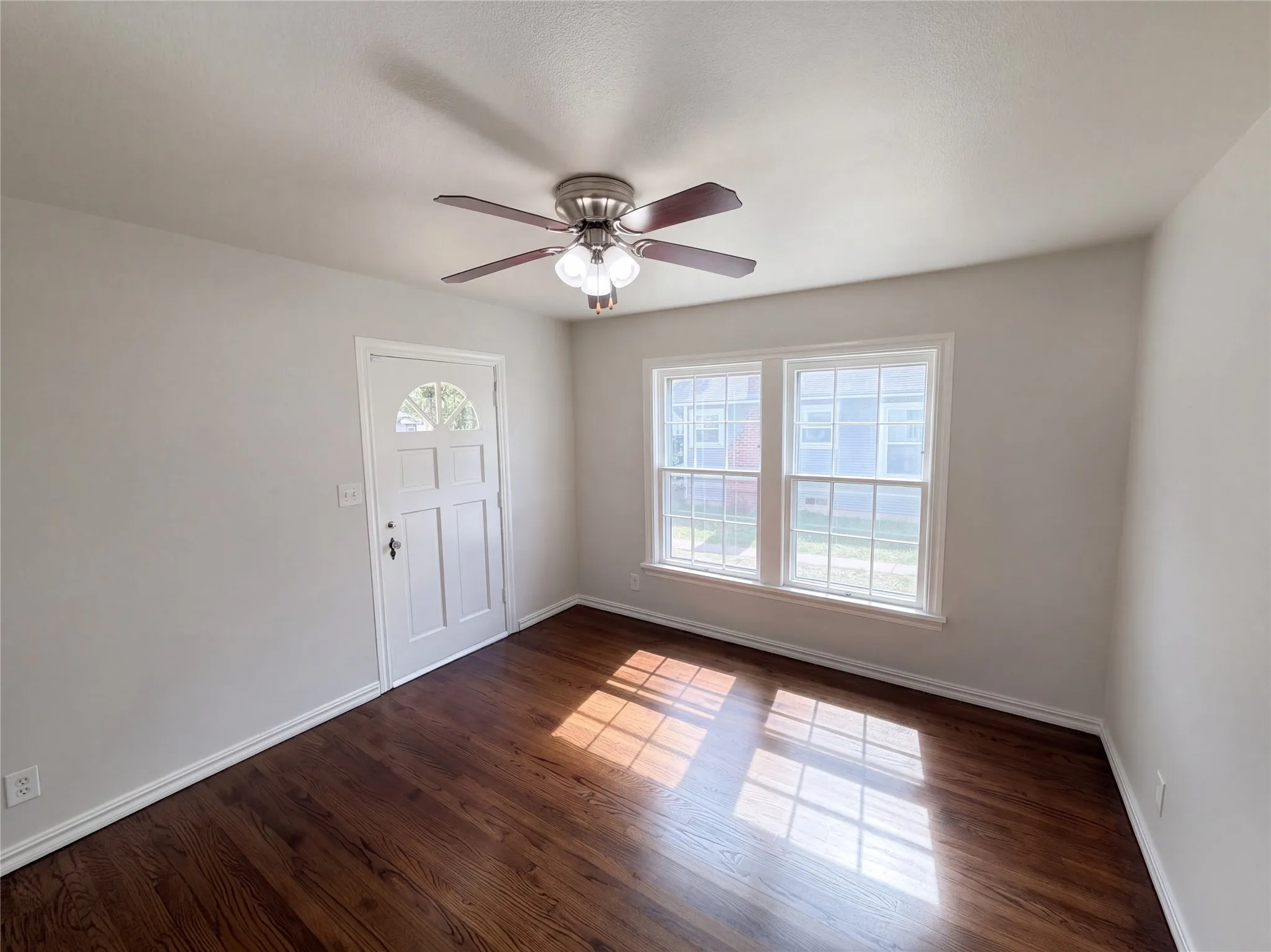 Single Family Residence For Sale in Tarrant County , 1709 N Sylvania Avenue, Fort Worth, Texas 76111, 3 Bedroom, 1 Bathroom, Garage spaces, 1,224 Sqft, built in 1941, mls#21416725, Real Estate Agent in Fort Worth, Homes For Sale in Tarrant county, Homes For Sale in Fort Worth, Realtor in Fort Worth Texas, Real Estate Brokerage Independent Realty Texas, Luminita Cordes Realtor